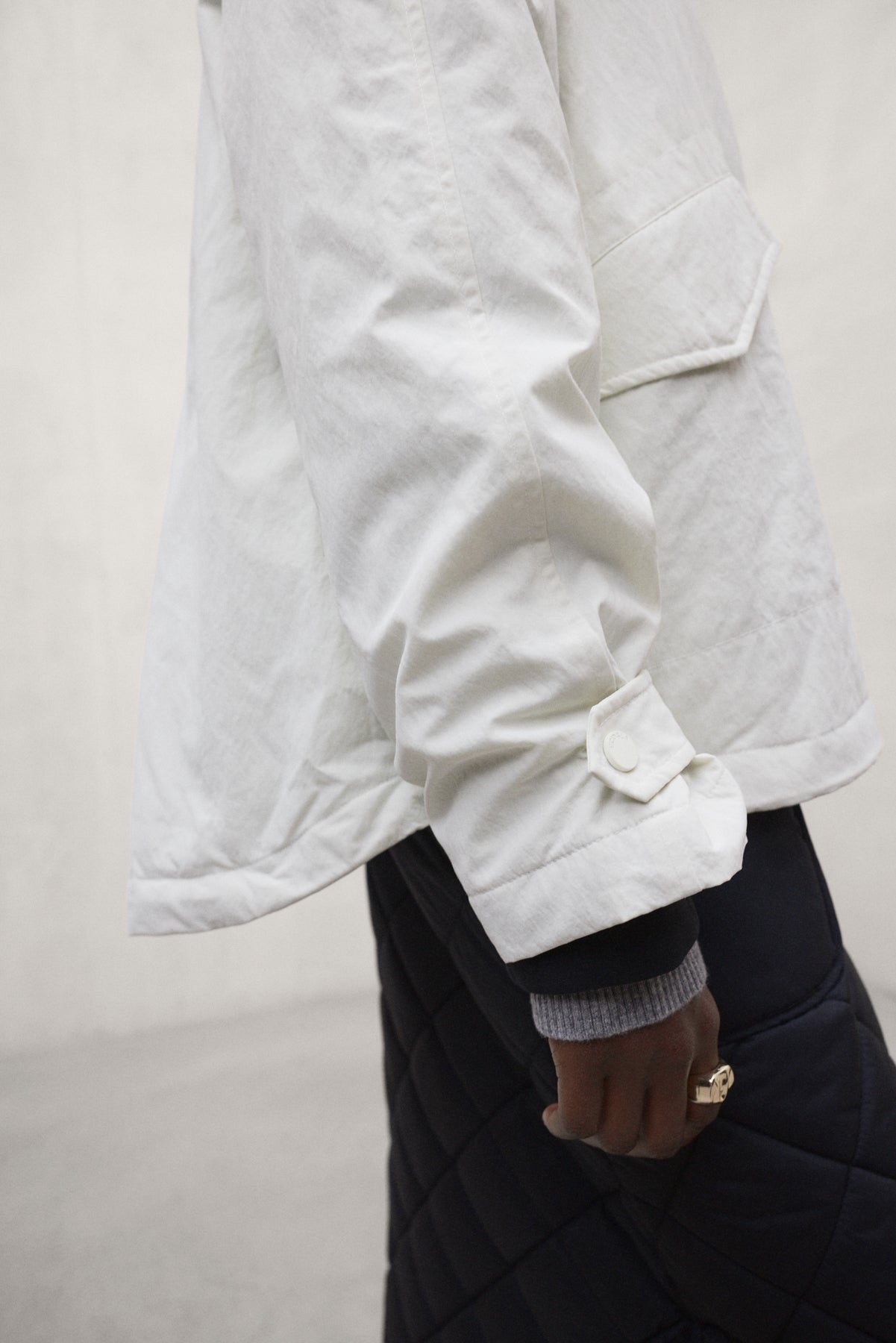 ecoalf-chaqueta-saone-blanca-de-mujer-poliamida-reciclada-repelente-al-agua image 4