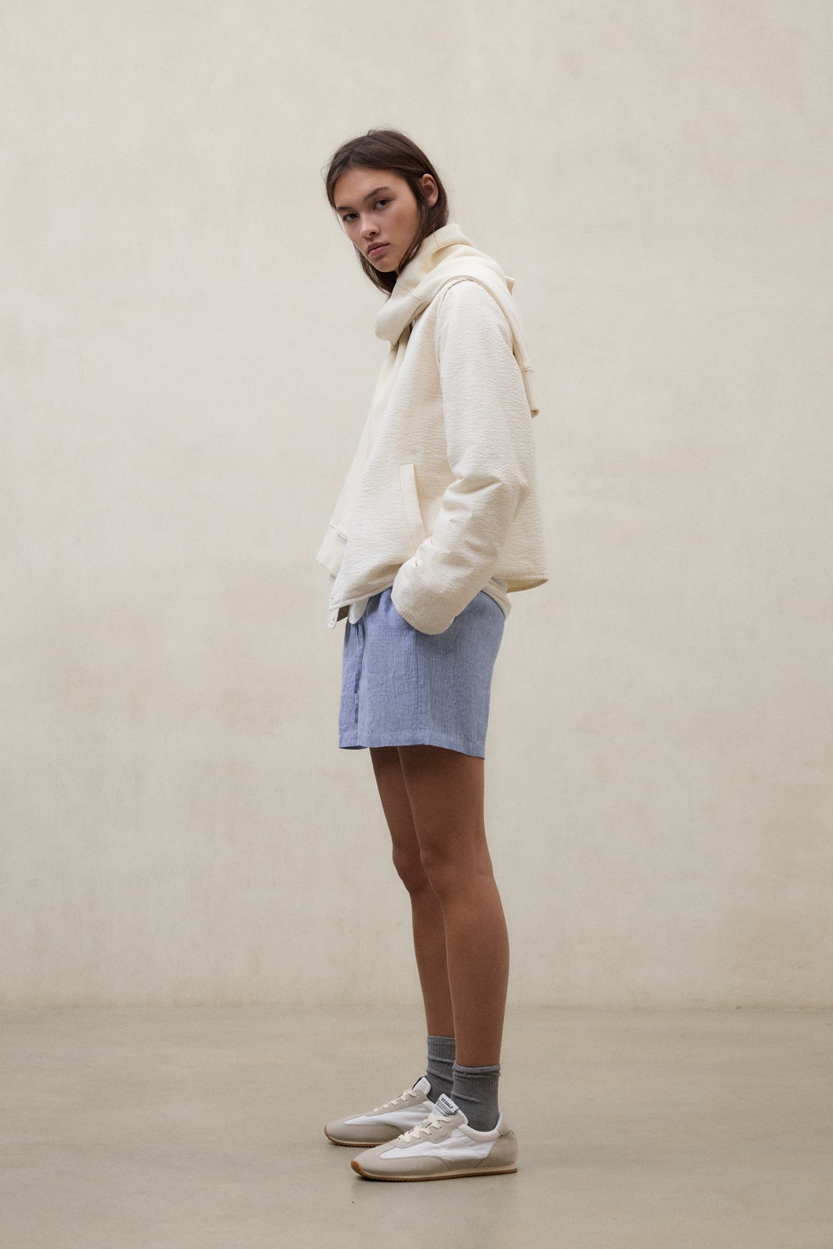 shorts-eras-a-rayas-azules-de-ecoalf-80-lino-cintura-el-stica-ajustable-y-bolsil image 1
