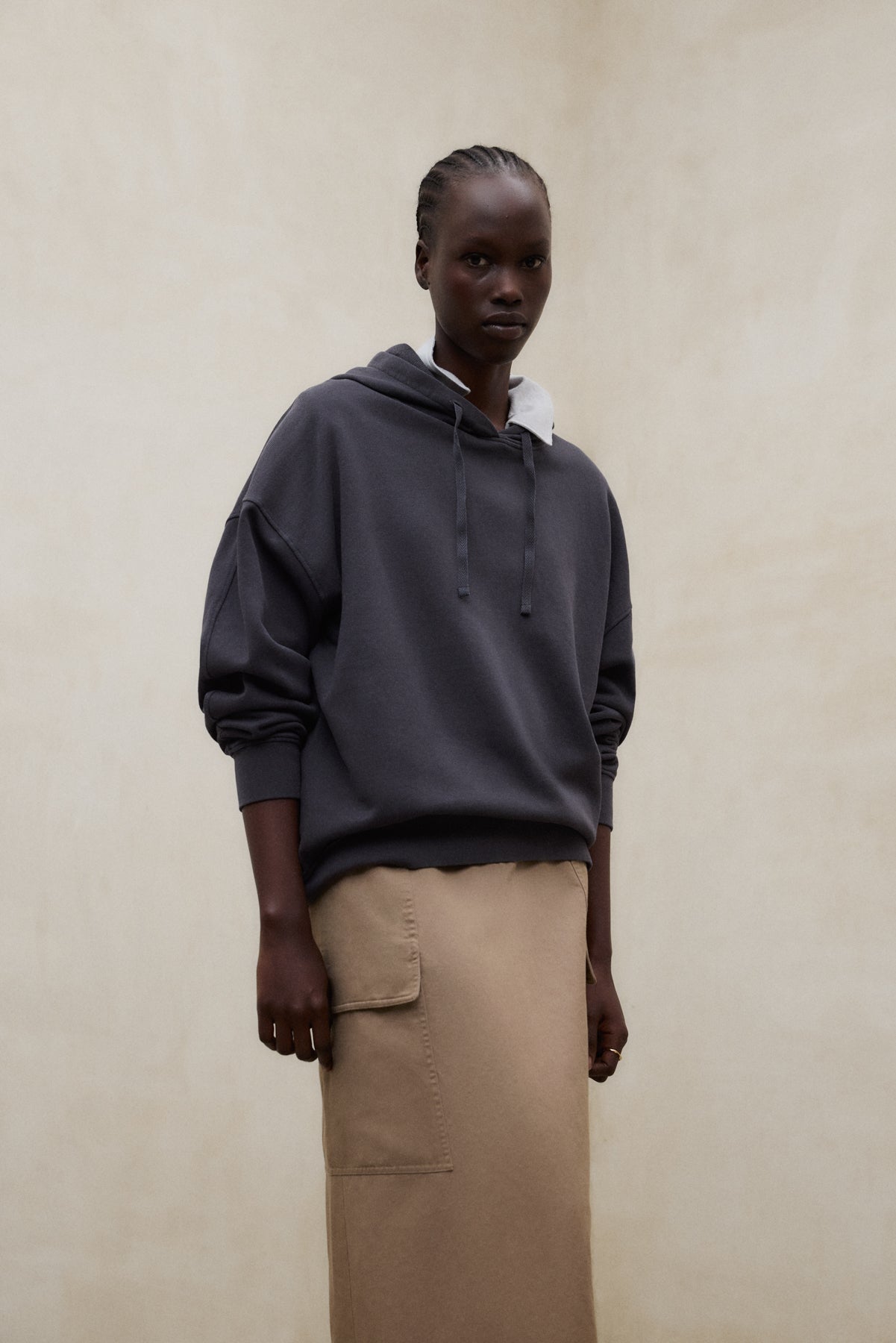 ecoalf-sudadera-bianca-gris-oscuro-de-mujer-algod-n-reciclado-con-capucha image 2