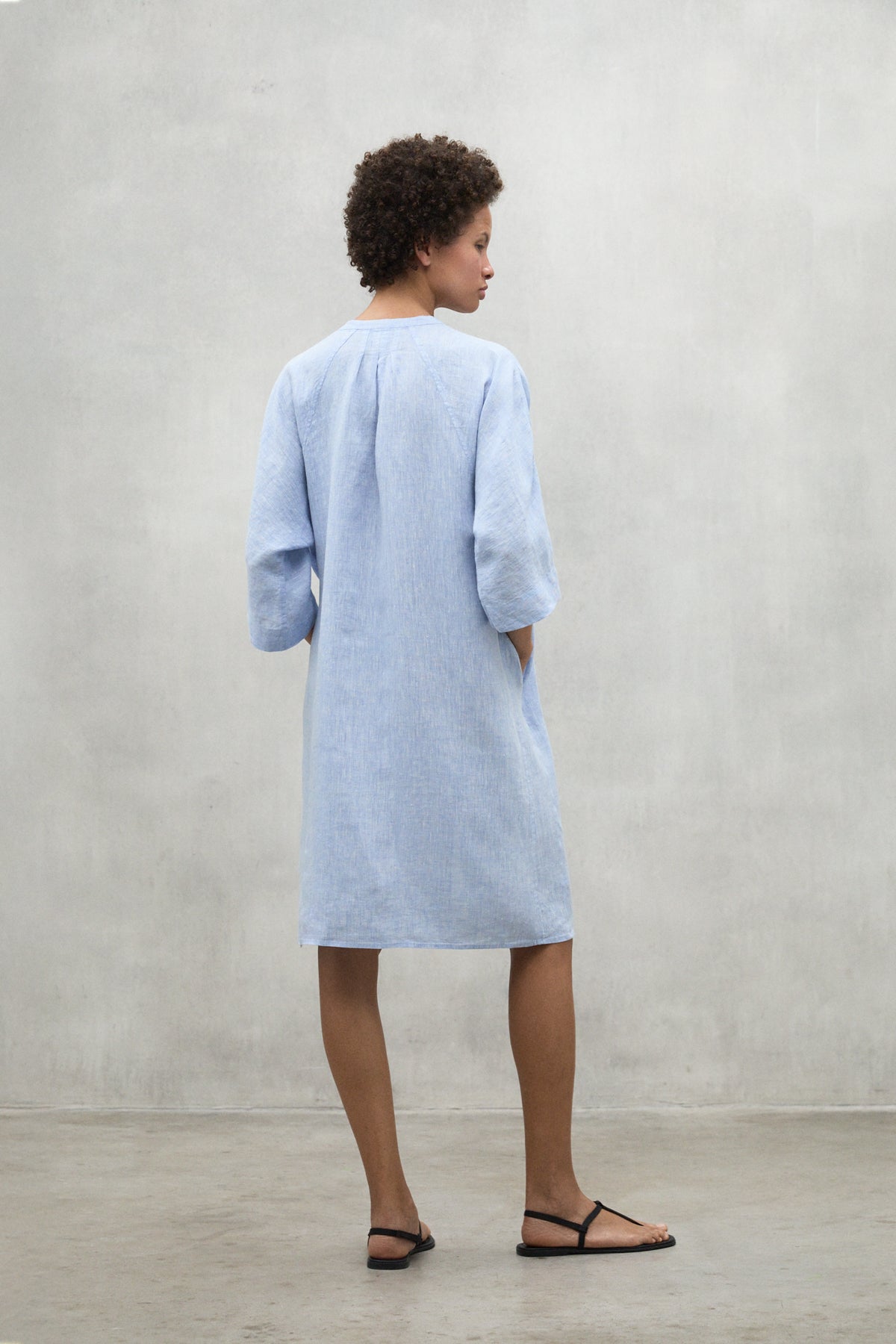 ecoalf-vestido-corto-lea-azul-claro-lino-reciclado image 2