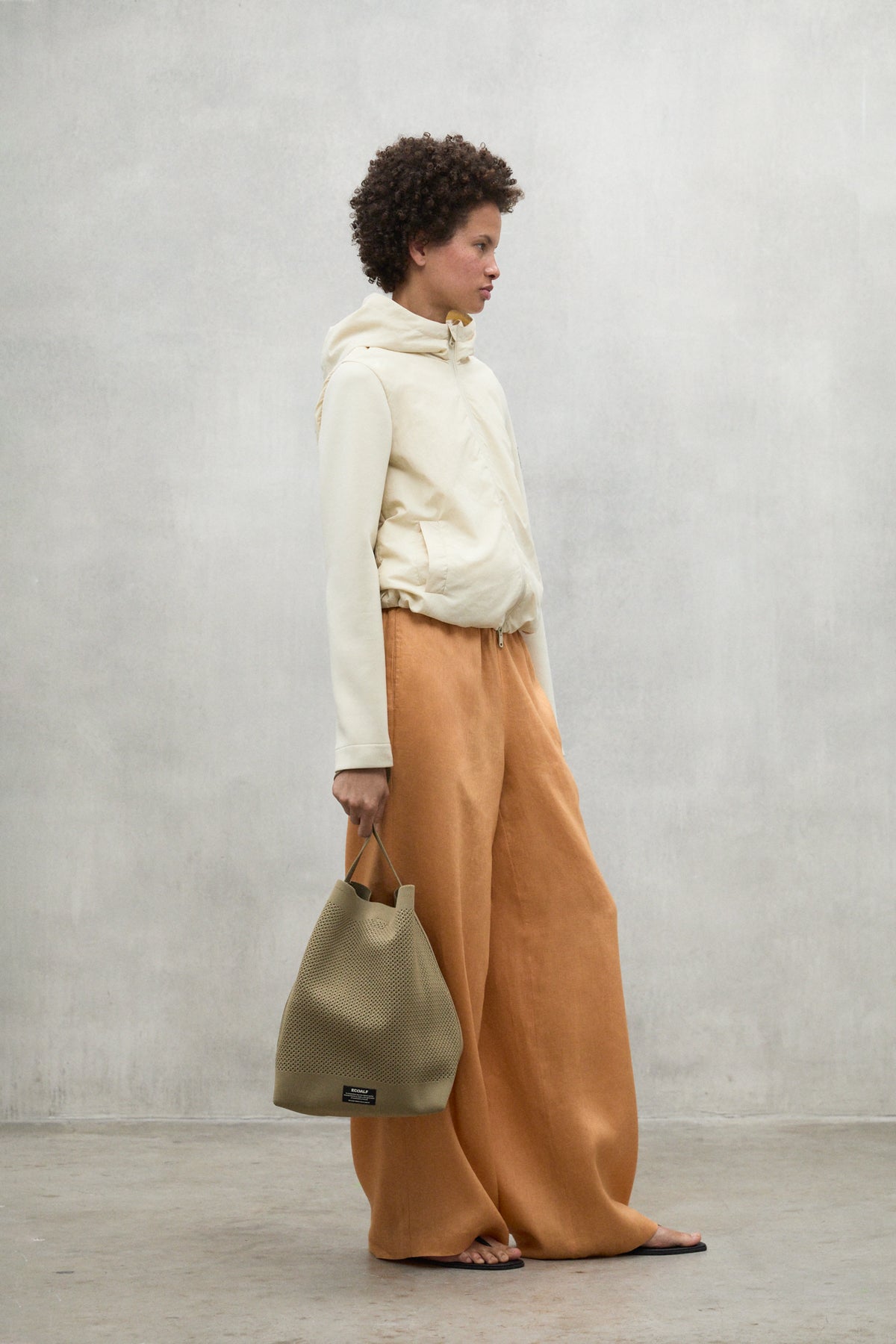 ecoalf-sudadera-nasca-beige-de-mujer-100-poliamida-reciclada-acolchada-con-capuc image 4
