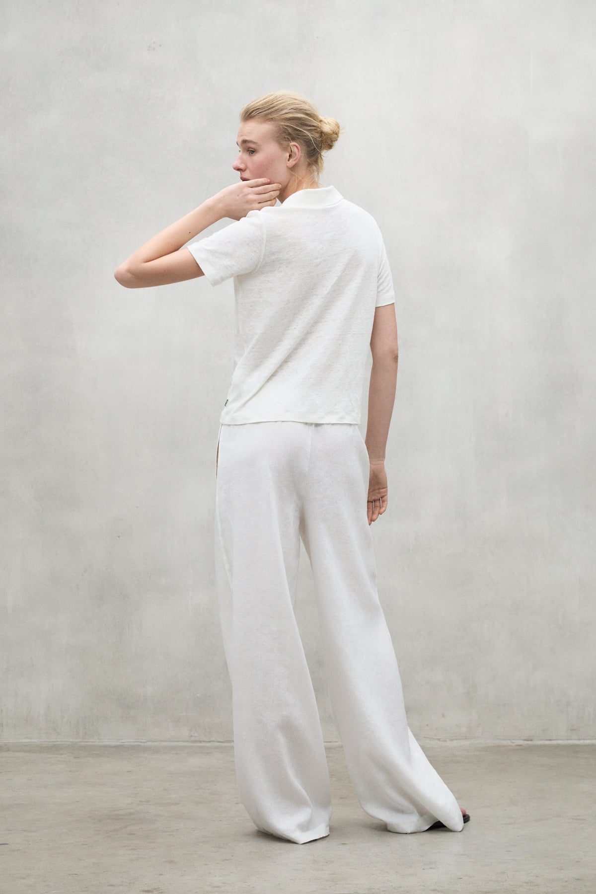 ecoalf-camiseta-troms-blanca-de-mujer-100-lino-fit-holgado-y-hombros-ca-dos image 3
