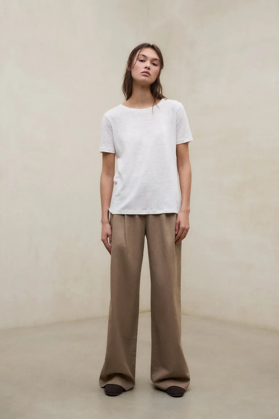 pantalones-de-lino-ecoalf-miel-beige-para-mujer-tiro-alto-pliegues-delanteros-61 image 1