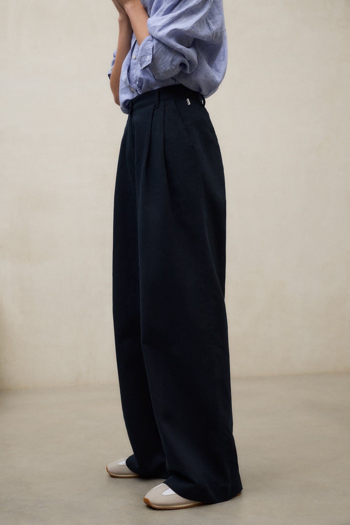 ecoalf-pantalones-de-lino-miel-azul-marino-de-mujer-tiro-alto-pliegues-y-61-algo image 3