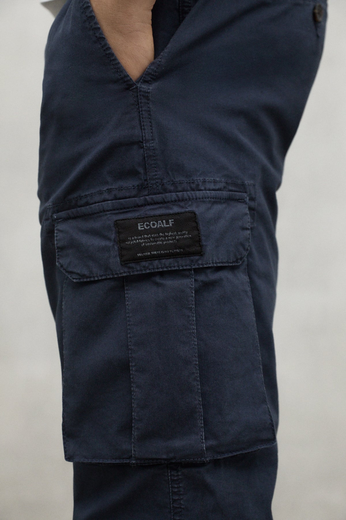 pantalones-ecoalf-ethicargo-azul-marino-cargo-regular-de-algod-n-reciclado image 4