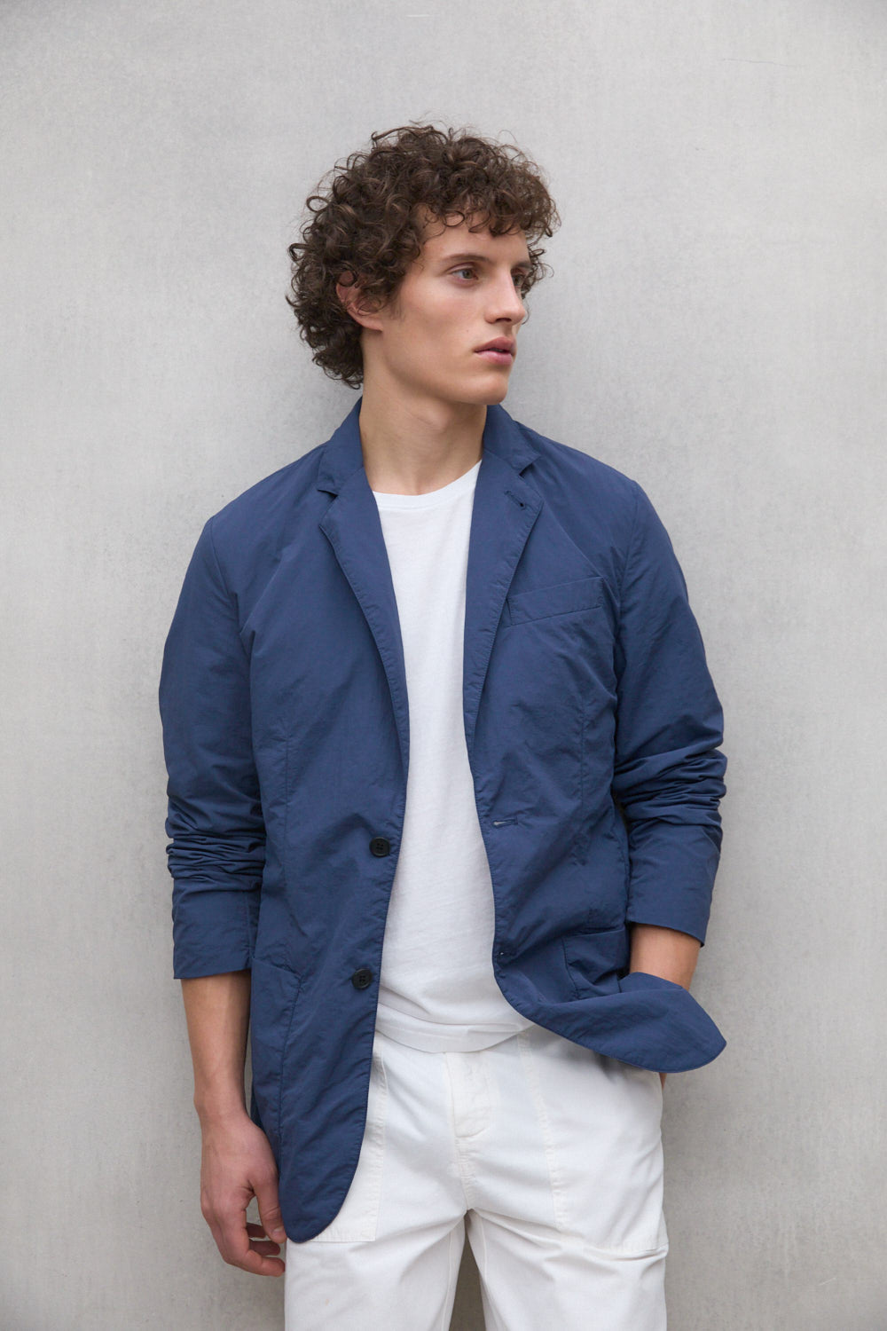 chaqueta-aneto-azul-marino-de-hombre-ecoalf-100-poliamida-reciclada-repelente-al image 3