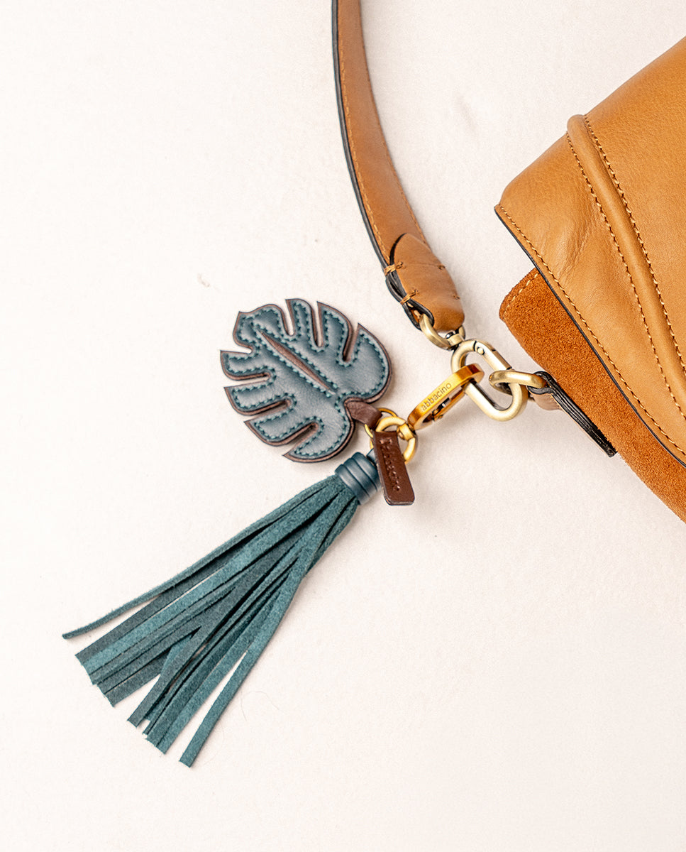 abbacino-llavero-charm-hoja-azul-en-piel-con-borla image 1