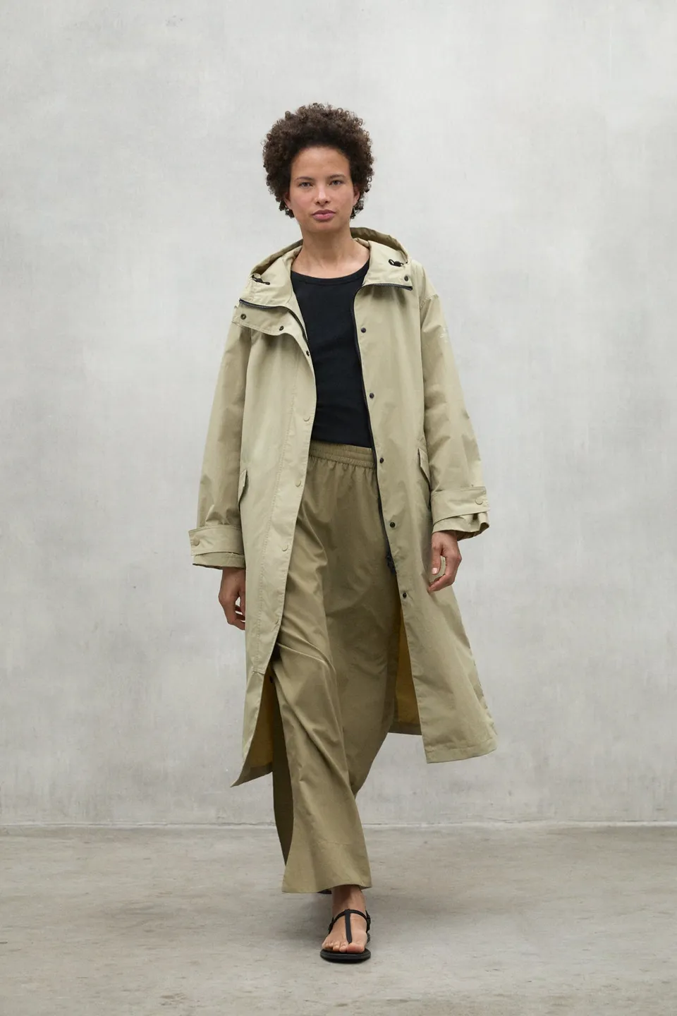 ecoalf-chaqueta-juno-beige-para-mujer-poliamida-reciclada-fit-holgado-capucha-aj image 1