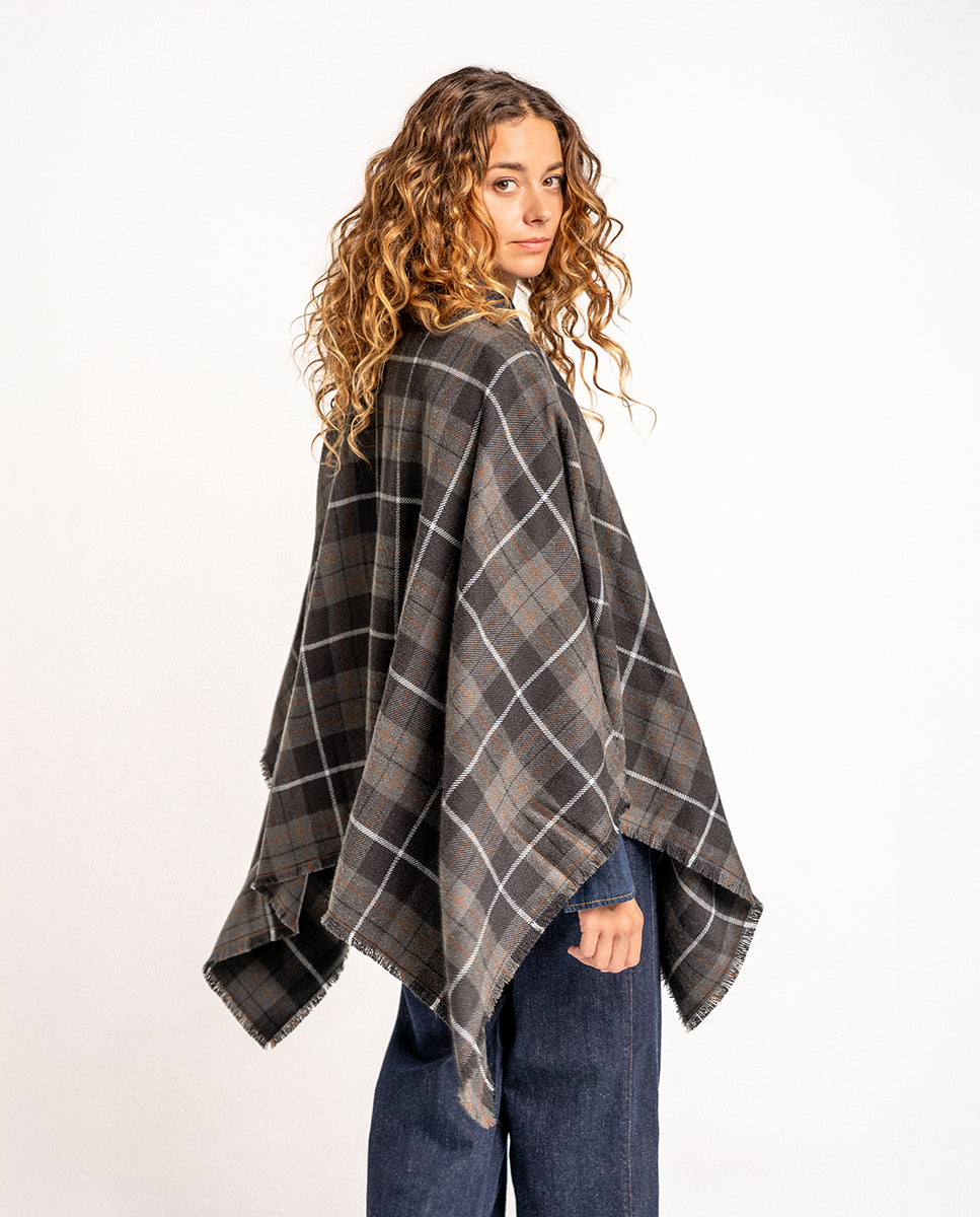 abbacino-poncho-cuadros-negro-tart-n-flecos image 2
