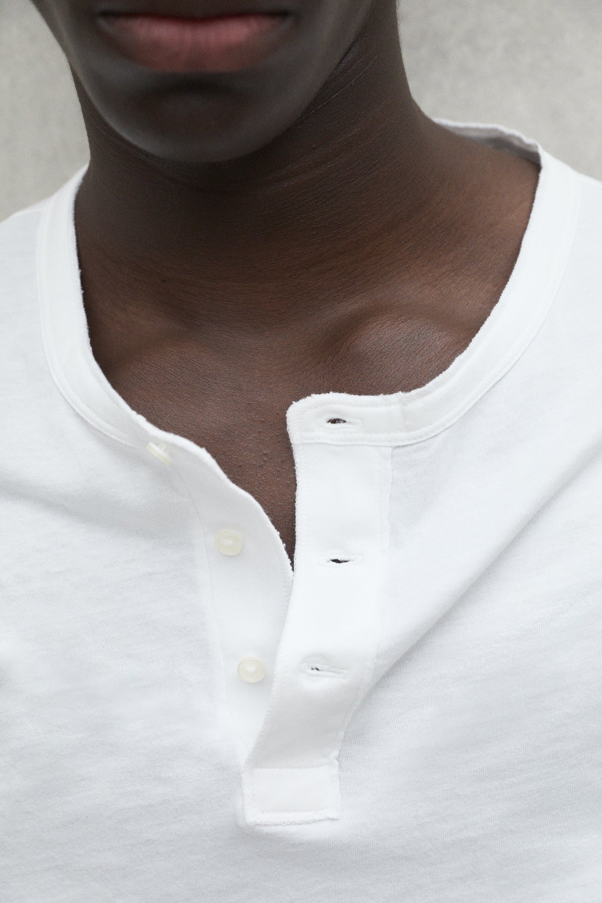 camiseta-daca-de-ecoalf-algod-n-reciclado-cuello-redondo-blanca image 2