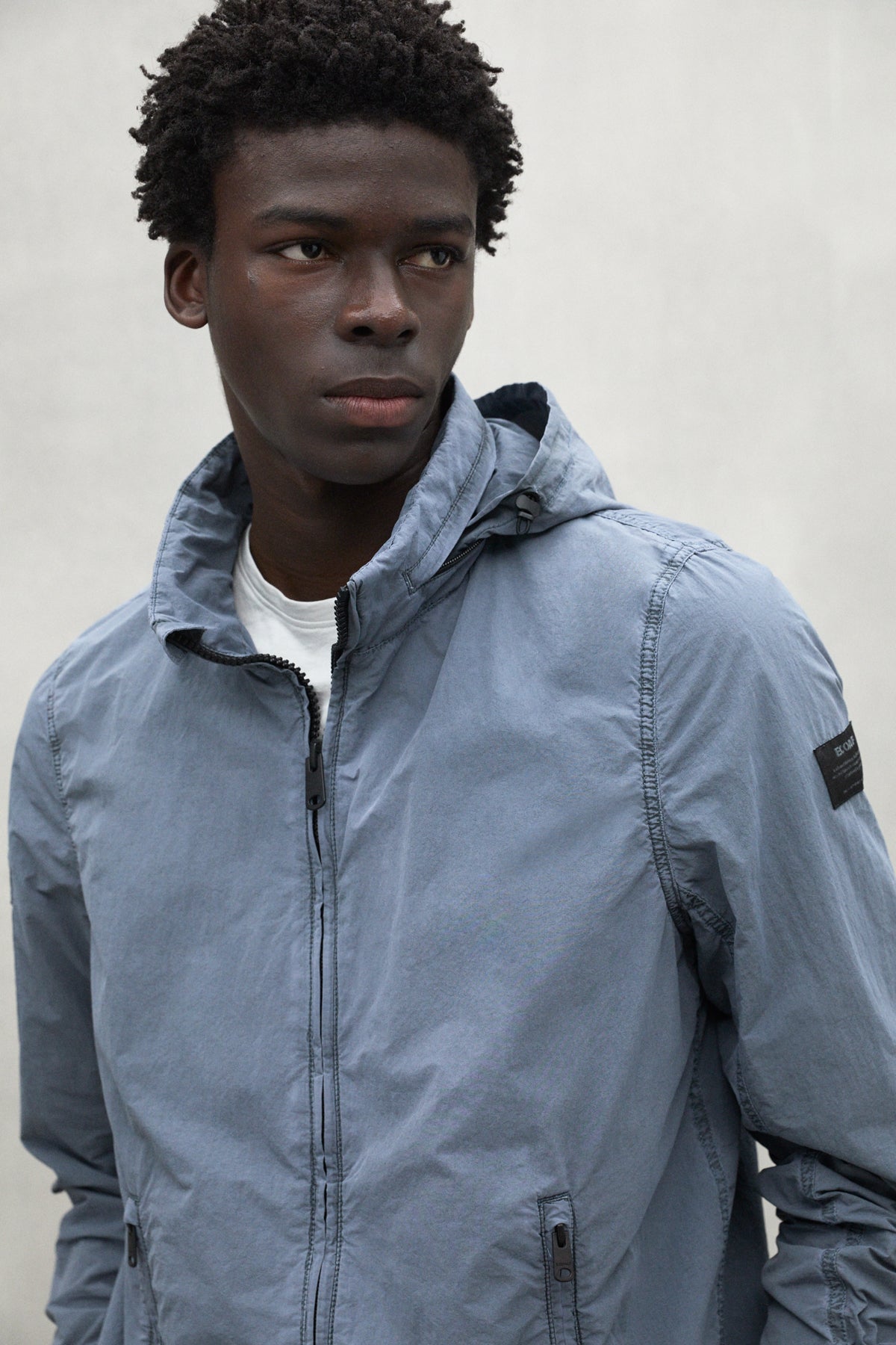 chaqueta-ecoalf-rigi-azul-para-hombre-poliamida-reciclada-capucha-plegable-y-m-l image 5
