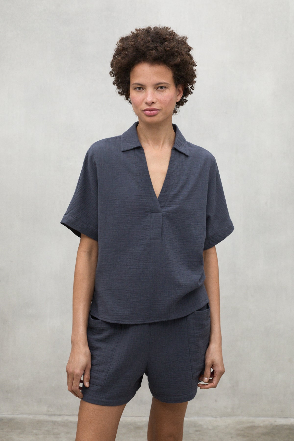 camisa-denis-ecoalf-bambula-de-algod-n-reciclado-y-org-nico-gris-oscuro-mujer image 2