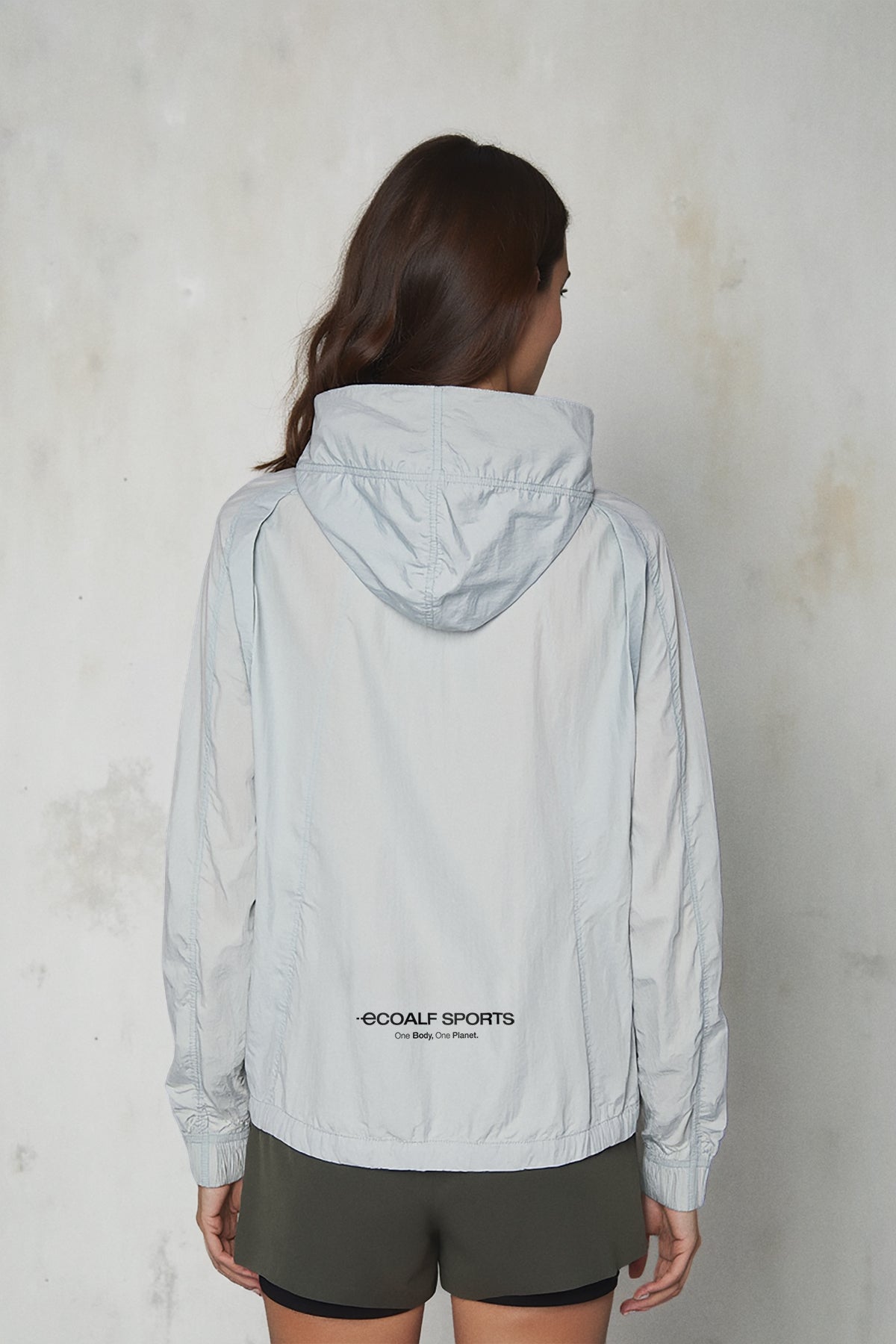 chaqueta-mott-gris-ecoalf-para-mujer-100-poliamida-reciclada-ligera-y-vers-til image 4
