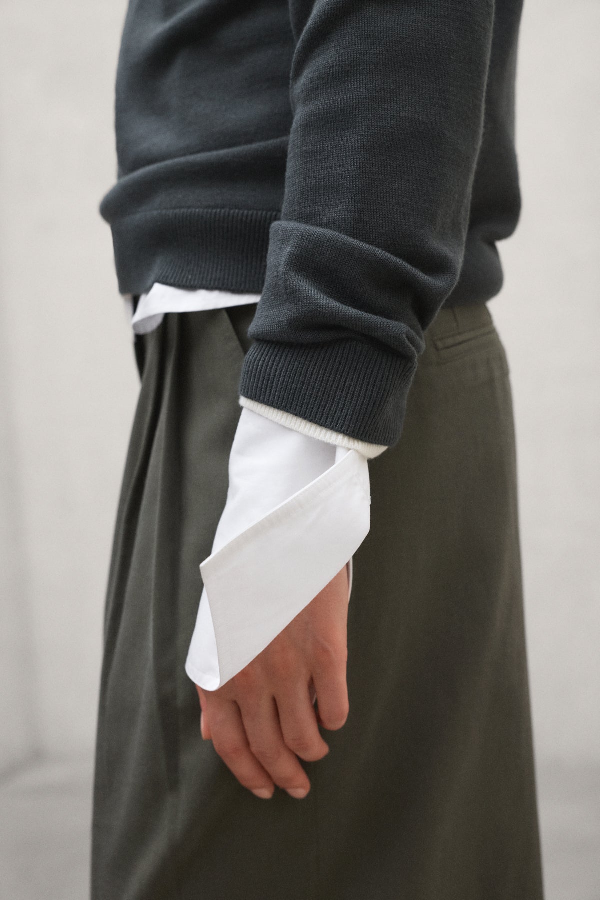 jersey-ares-khaki-de-ecoalf-para-mujer-de-lana-reciclada image 4