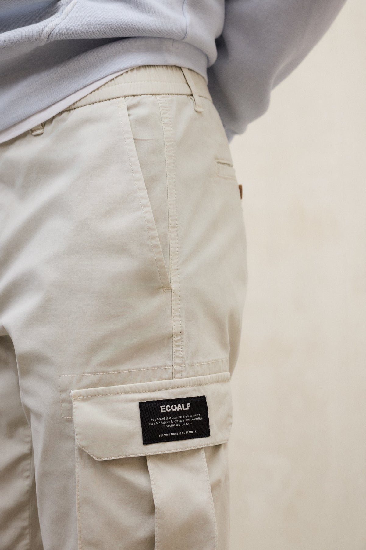 pantalones-ethicargo-beige-de-ecoalf-64-algod-n-regenerativo-suavidad-superior-i image 3