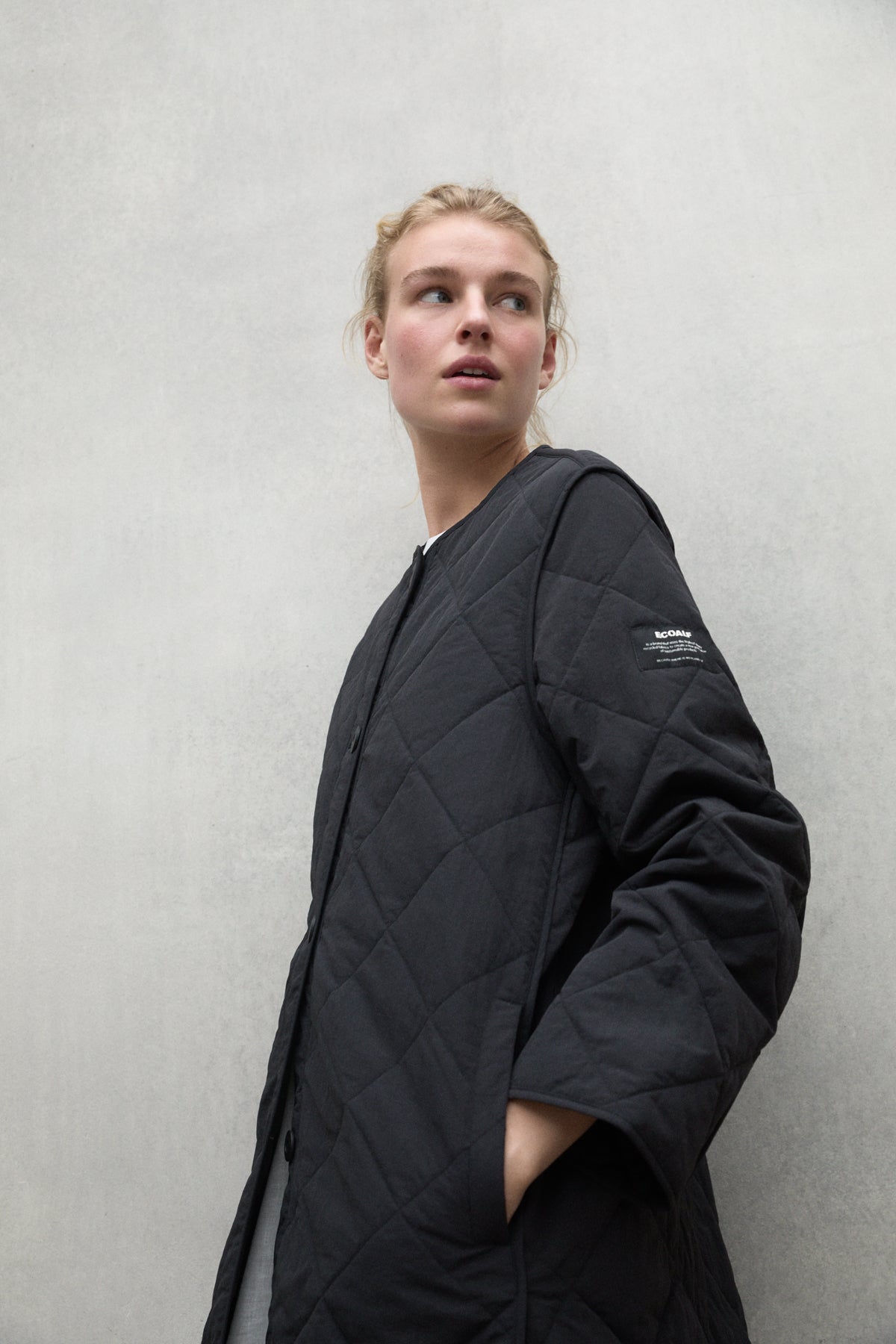 ecoalf-chaqueta-mayen-negra-100-poliamida-reciclada-fit-holgado-y-largo-bajo-la- image 5