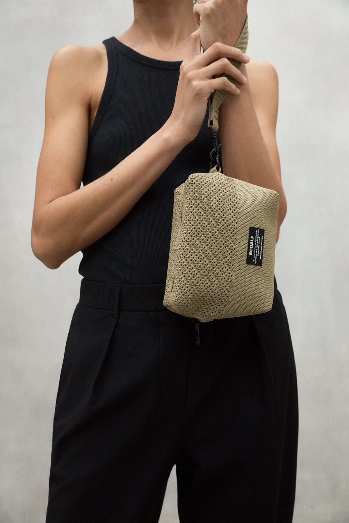 bolso-clutch-tika-marr-n-ecoalf-colecci-n-hilo-del-mar-pl-stico-reciclado image 2