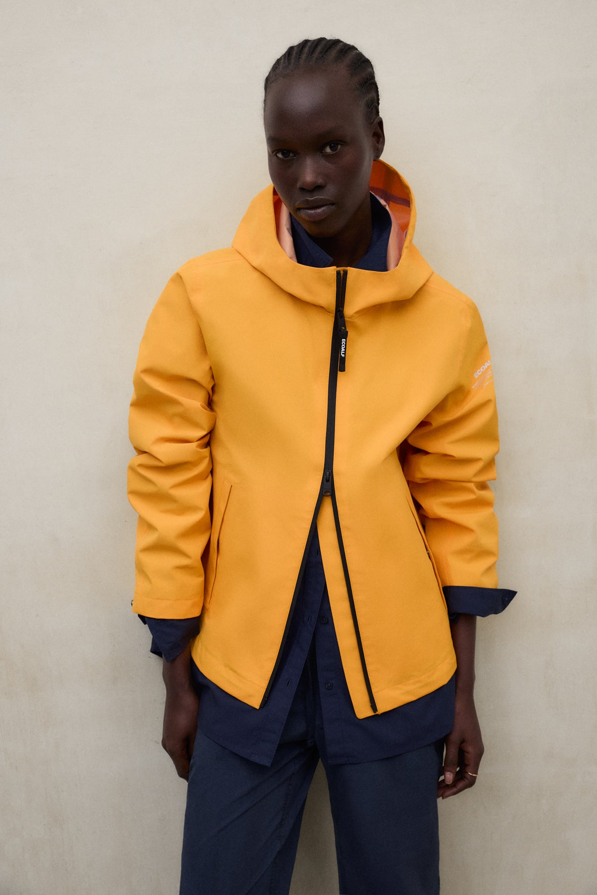 chaqueta-venis-de-ecoalf-para-mujer-naranja-impermeable-y-transpirable image 2