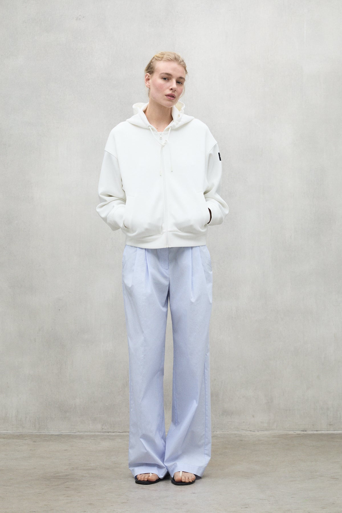 sudadera-con-capucha-ecoalf-arica-blanca-para-mujer-fit-holgado-16-lenzing-ecove image 1
