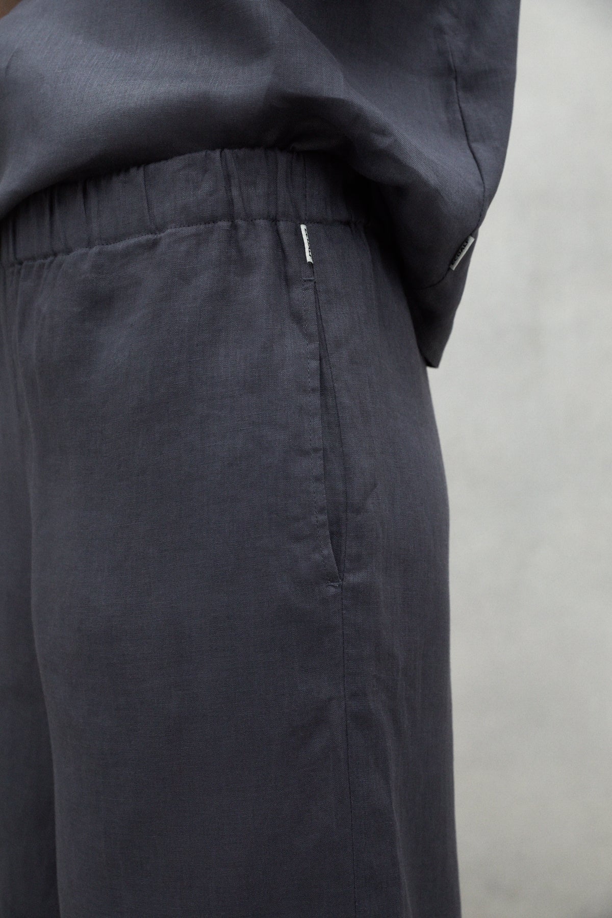 ecoalf-pantal-n-mossi-gris-oscuro-de-mujer-20-lino-reciclado-pierna-ancha-y-cint image 6