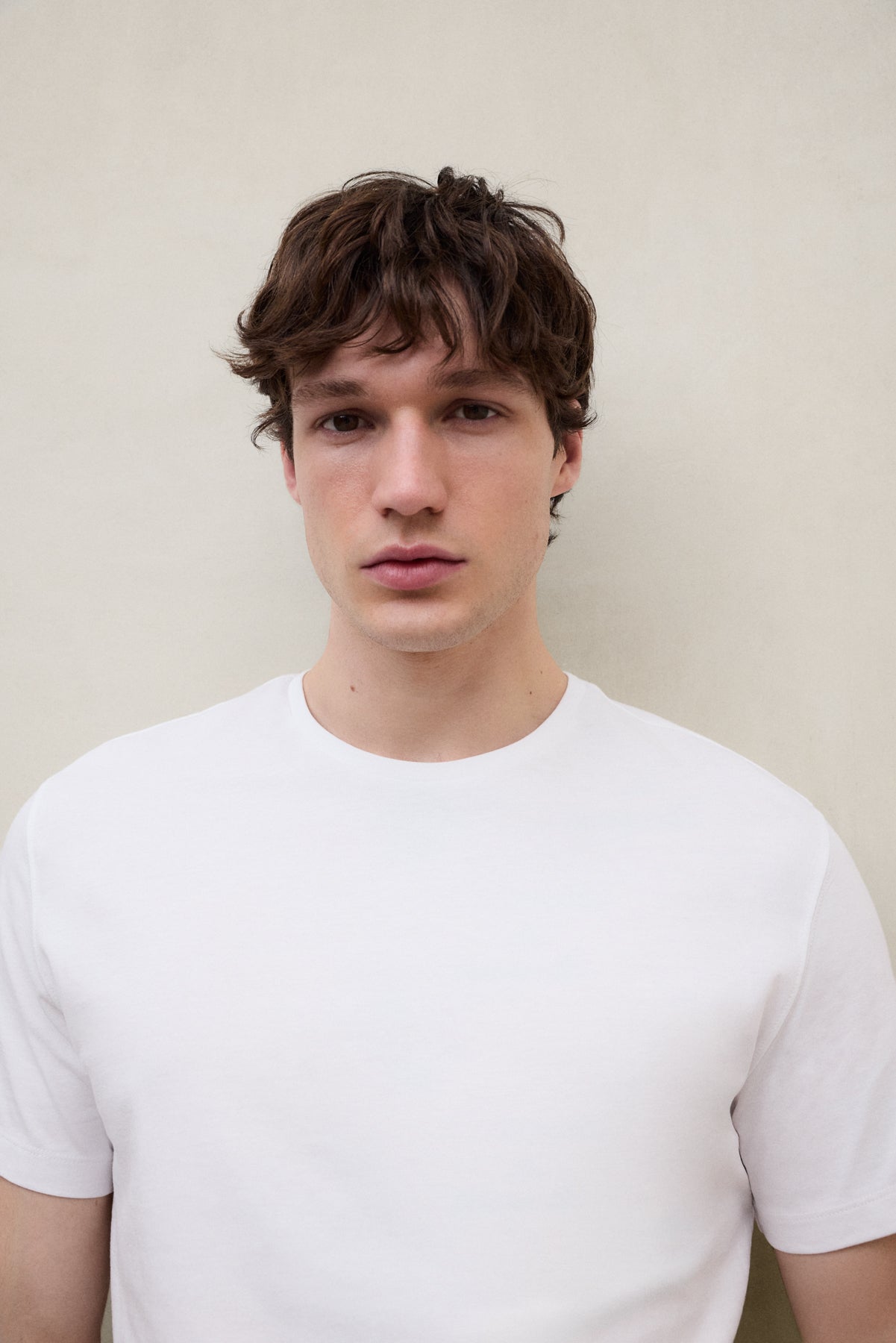 camiseta-act-blanca-de-hombre-ecoalf-100-algod-n-reciclado-estampado-desgastado image 4