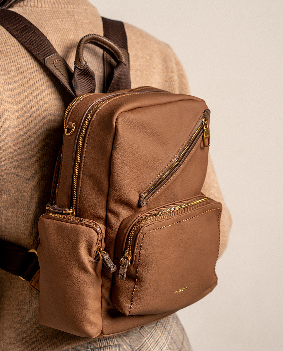 abbacino-mochila-materiales-reciclados-cognac-efecto-piel image 2