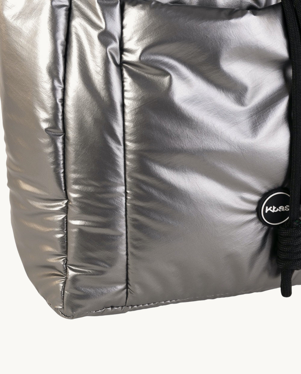 kbas-mochila-de-nylon-metalizado-plata-28x13x33-cm-cierre-im-n-y-saco image 3