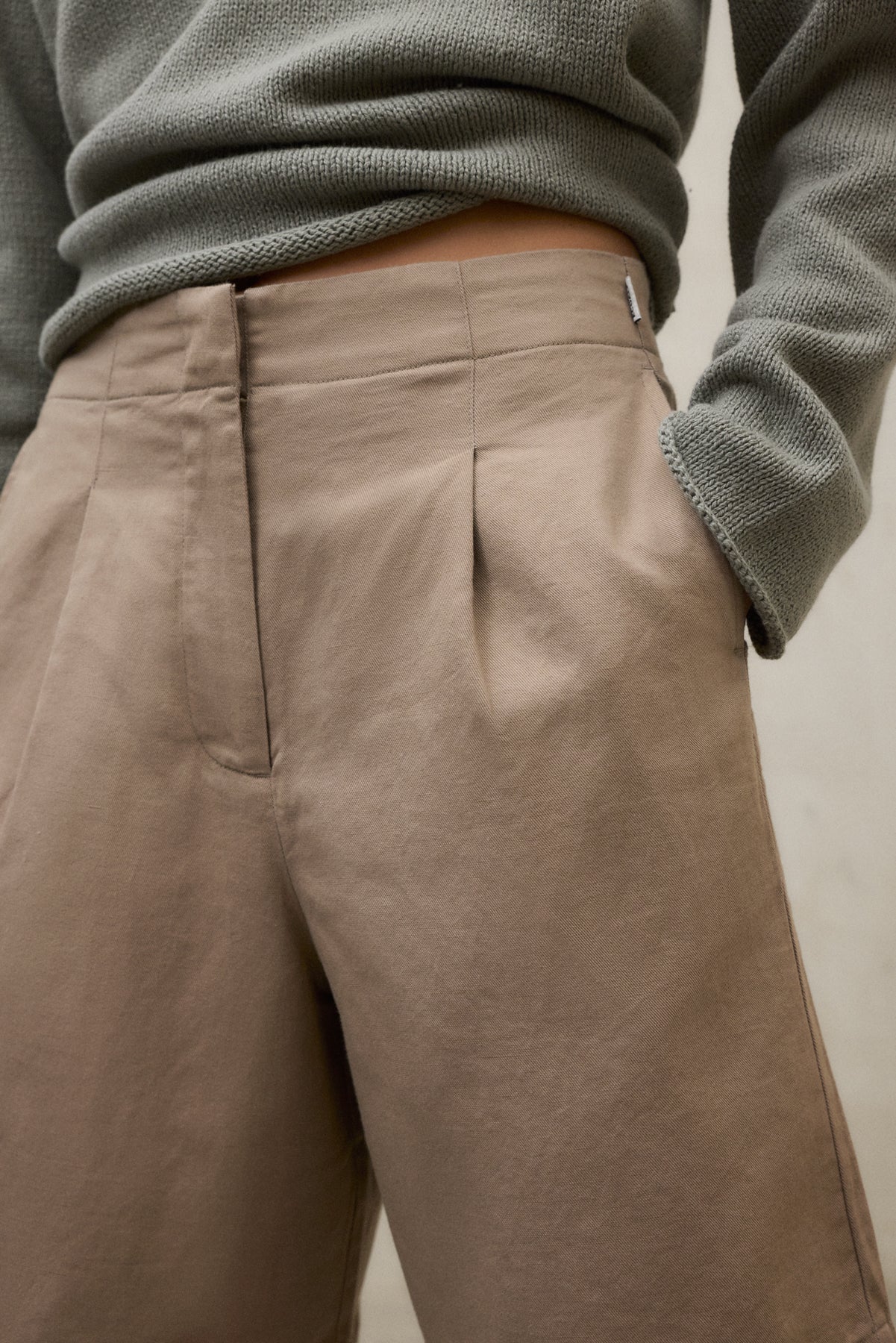 shorts-ecoalf-valentina-beige-de-algod-n-org-nico-para-mujer-tiro-alto-con-lino image 4