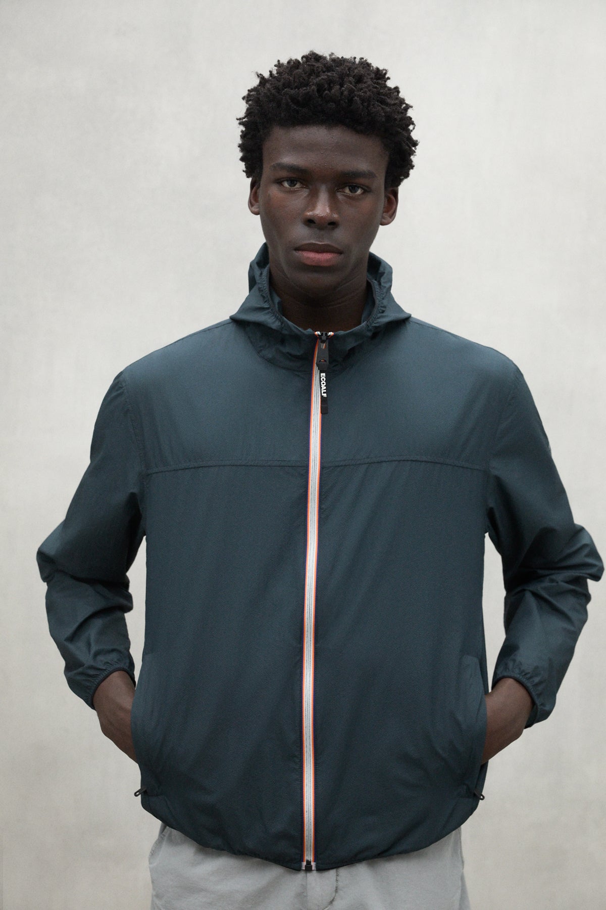 chaqueta-ecoalf-mori-verde-repelente-al-agua-poliamida-reciclada image 3