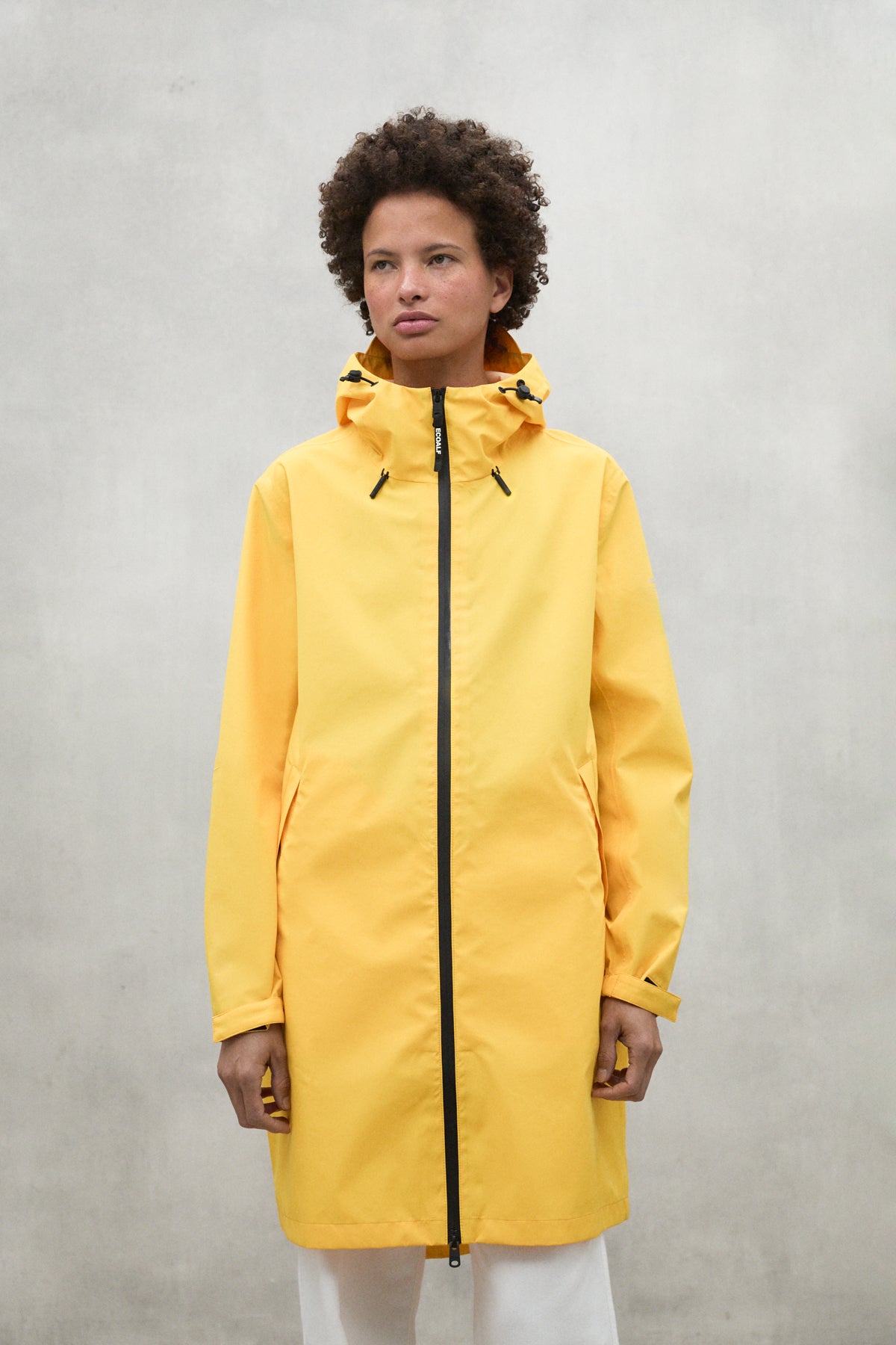 ecoalf-chaqueta-venue-mostaza-para-mujer-100-poli-ster-reciclado-impermeable-cap image 2