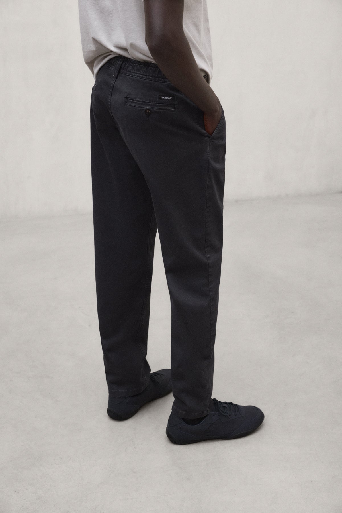 pantal-n-ethiwin-ecoalf-de-algod-n-regenerativo-gris-oscuro-fit-regular image 3