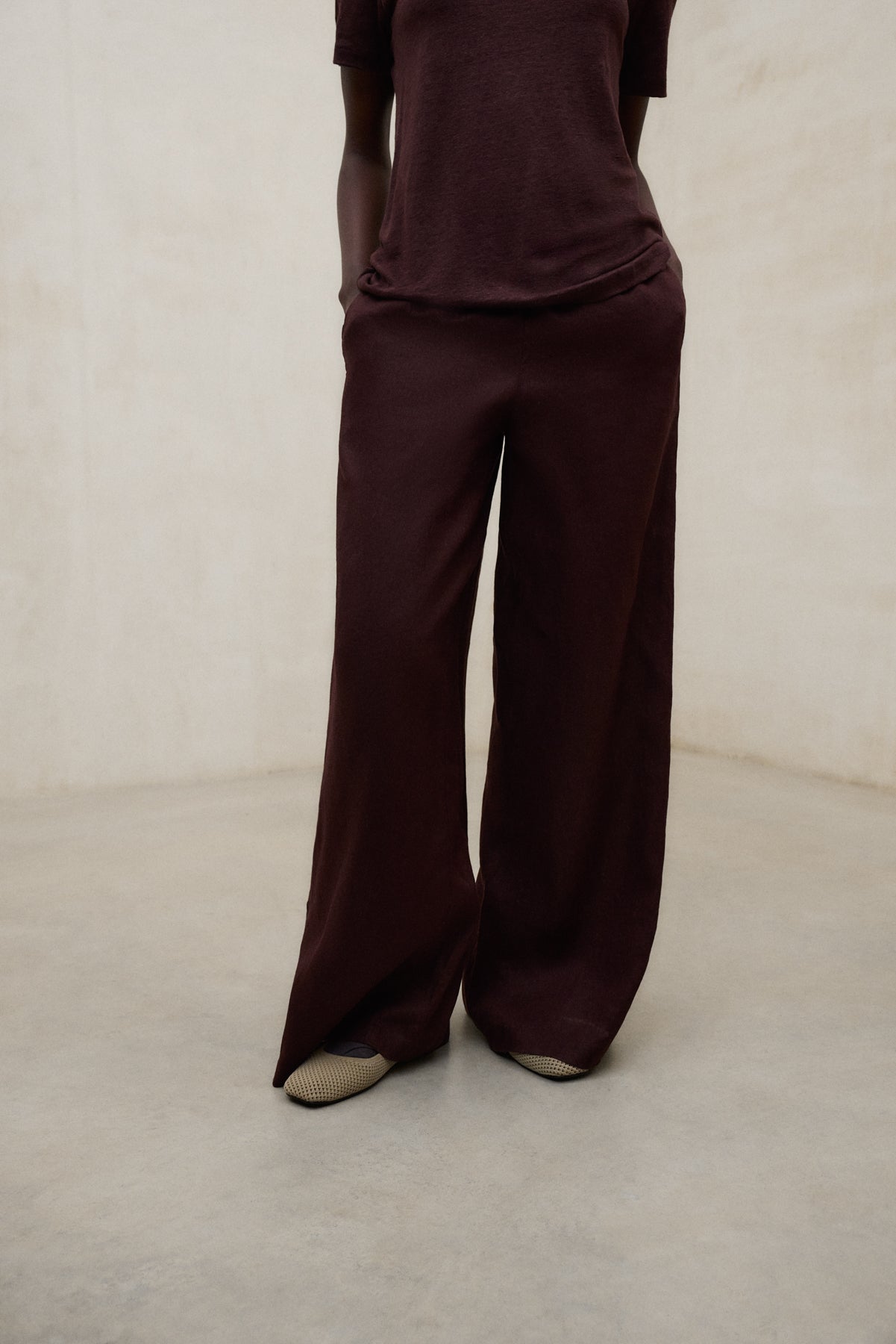 pantalones-mossi-marr-n-ecoalf-para-mujer image 3