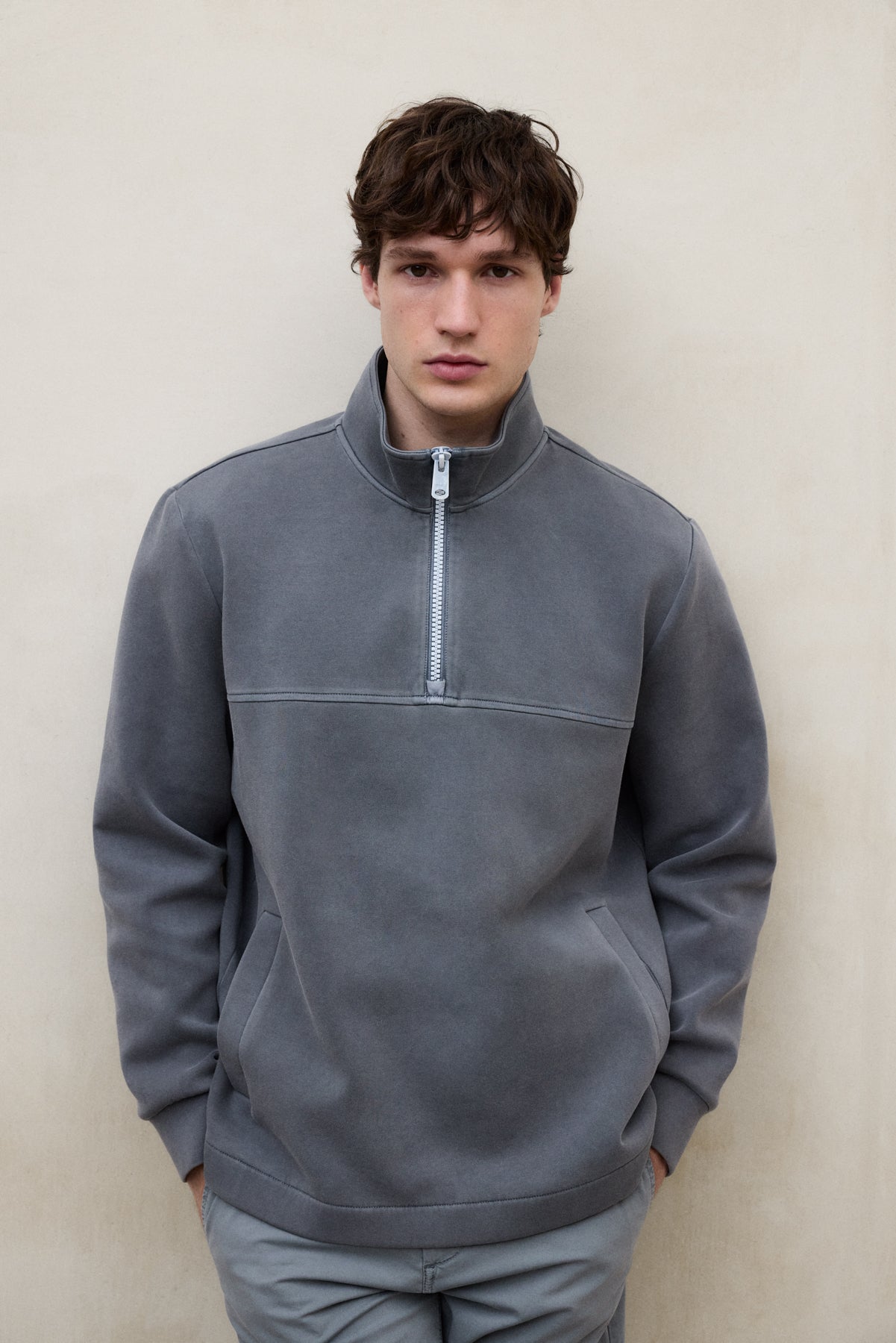 sudadera-de-neopreno-alex-de-ecoalf-para-hombre-gris-oscuro-cuello-alto-y-cremal image 2