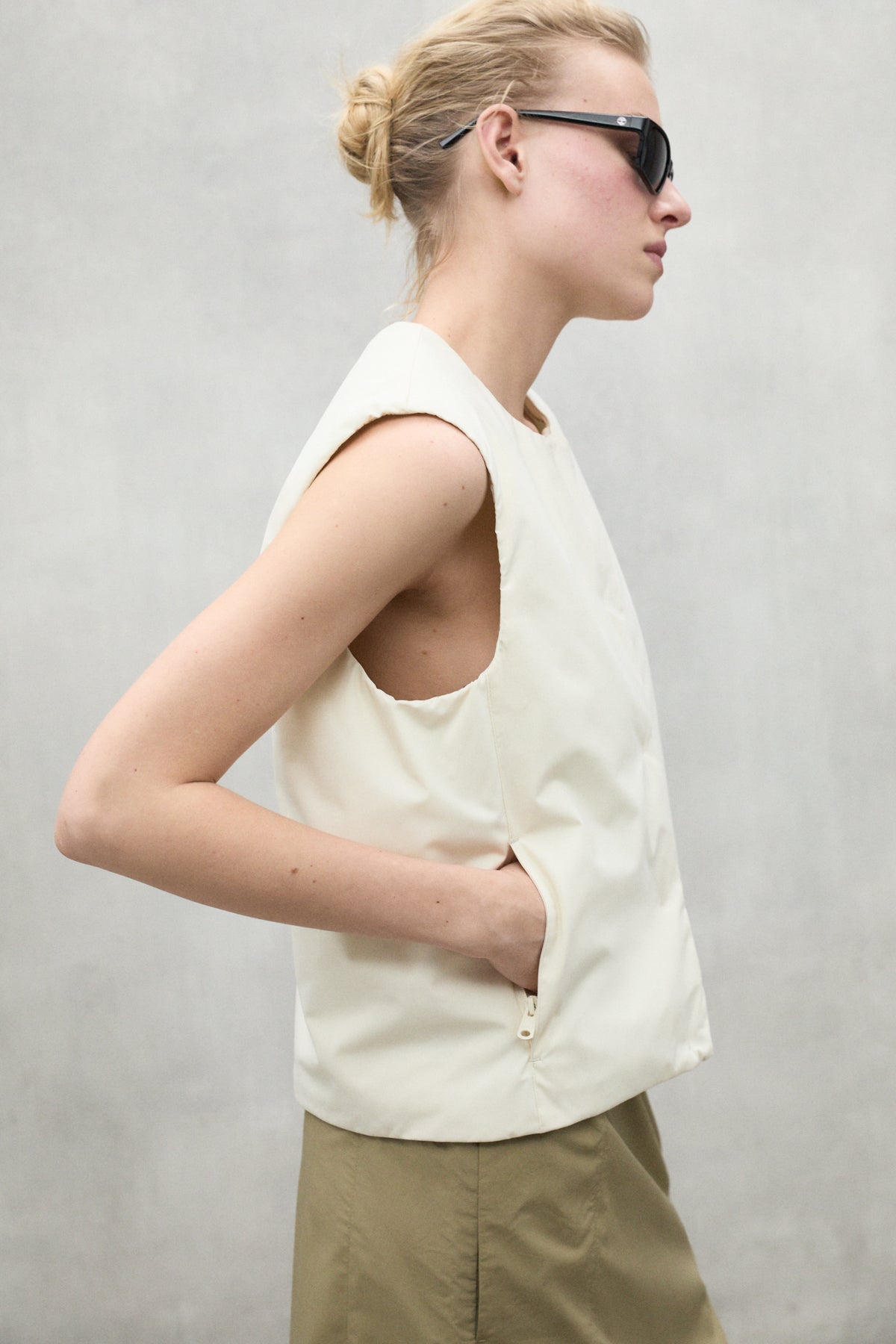 chaleco-ecoalf-karin-beige-de-poli-ster-reciclado-para-mujer image 4