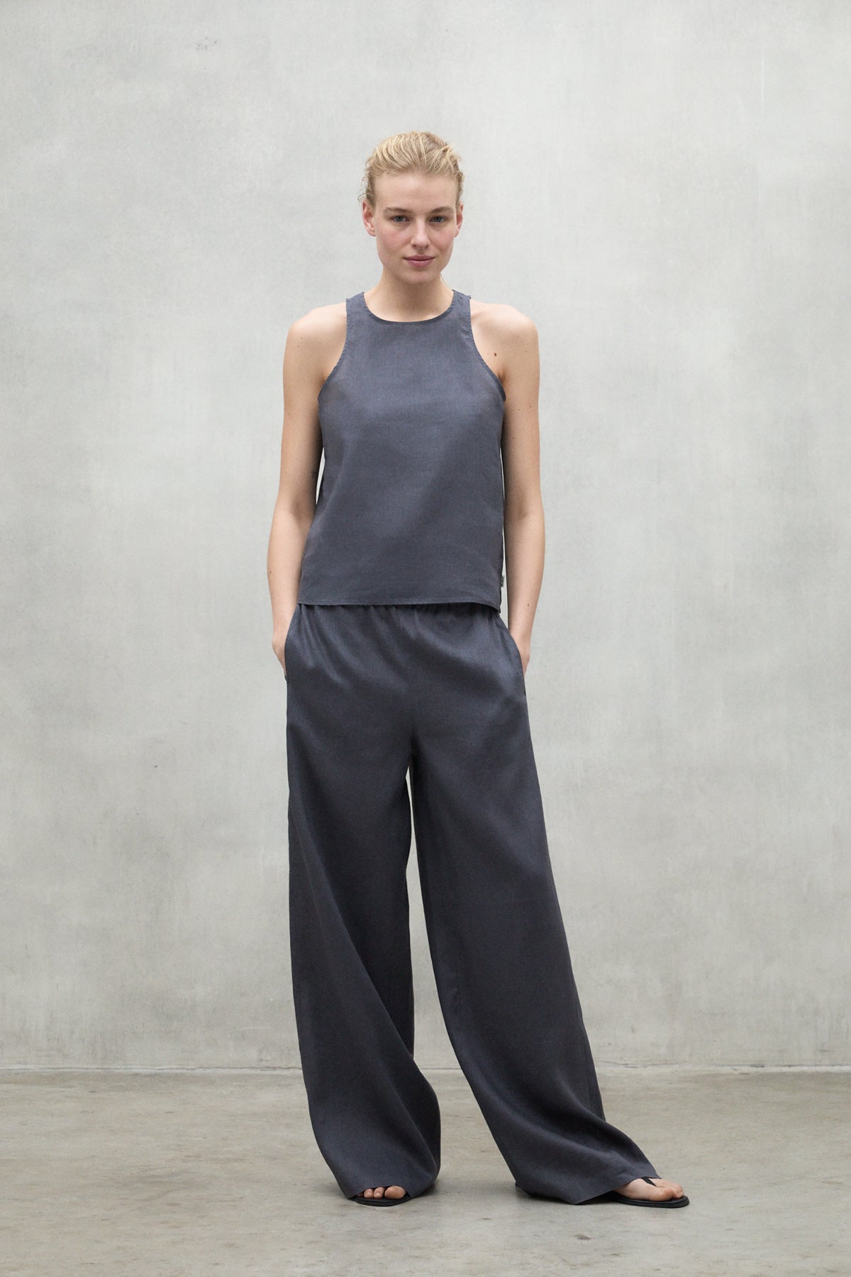 ecoalf-pantal-n-mossi-gris-oscuro-de-mujer-20-lino-reciclado-pierna-ancha-y-cint image 1