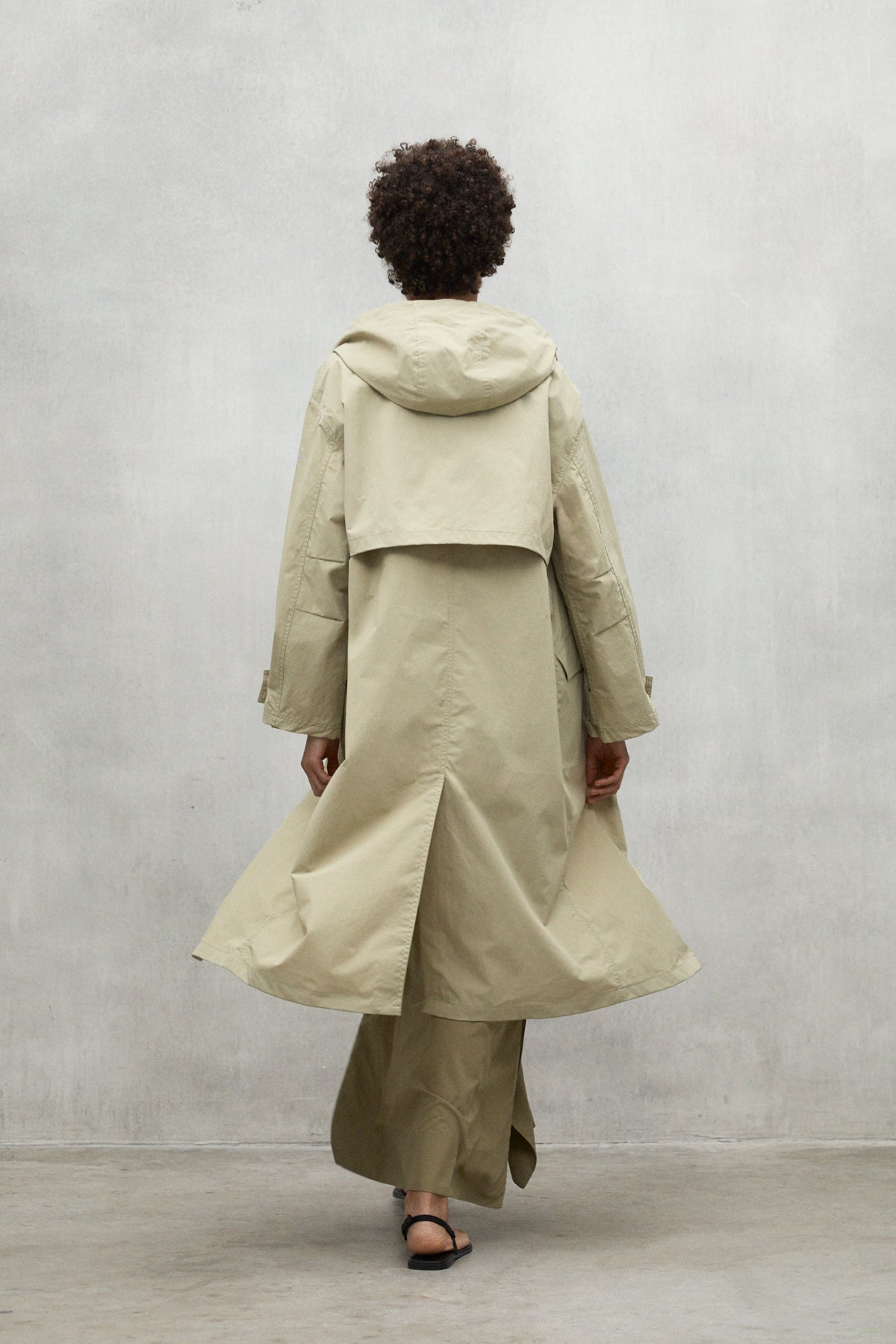 ecoalf-chaqueta-juno-beige-para-mujer-poliamida-reciclada-fit-holgado-capucha-aj image 3