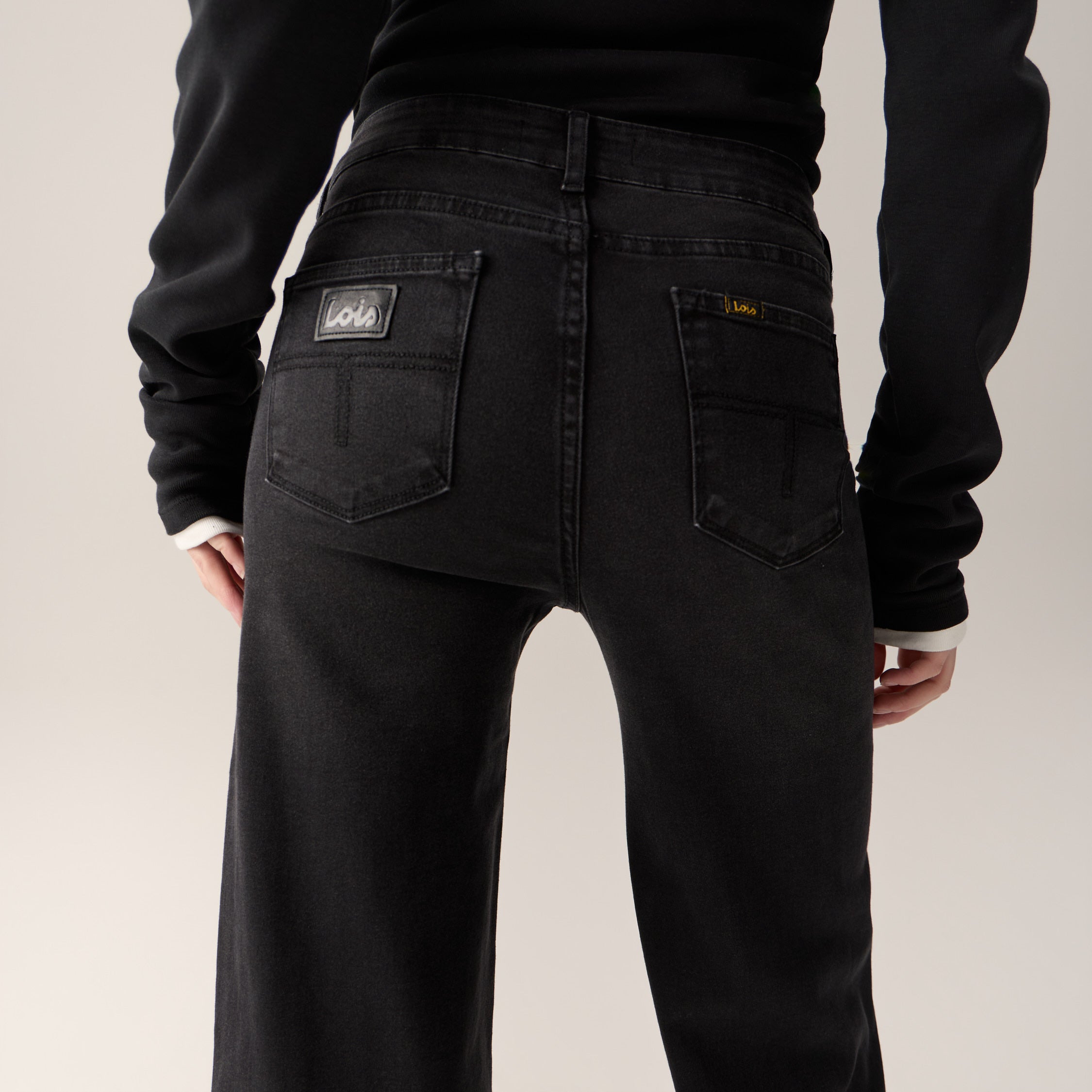 lois-palazzo-jeans-anchos-de-tiro-medio-en-negro image 4