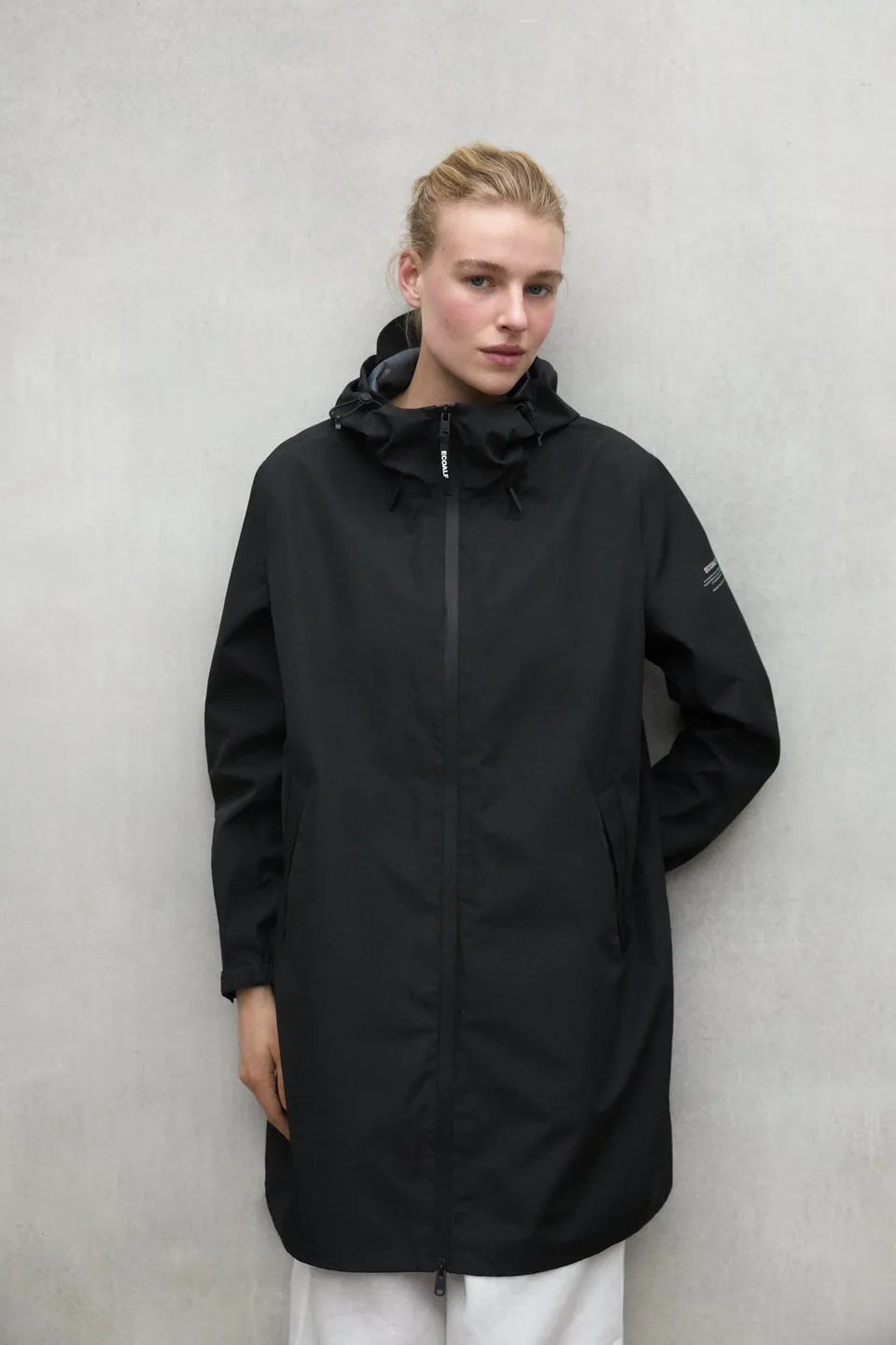 chaqueta-venue-negra-ecoalf-poli-ster-reciclado-capucha-ajustable-y-impermeable image 1