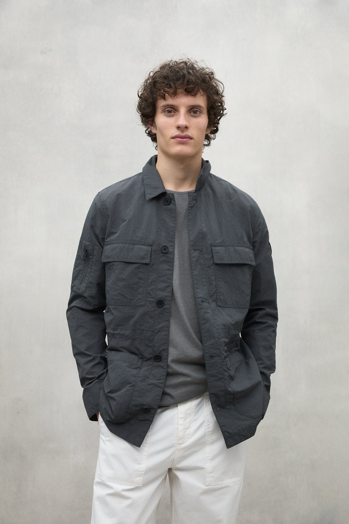 chaqueta-kamet-de-ecoalf-para-hombre-gris-oscuro-poliamida-reciclada-fit-regular image 2