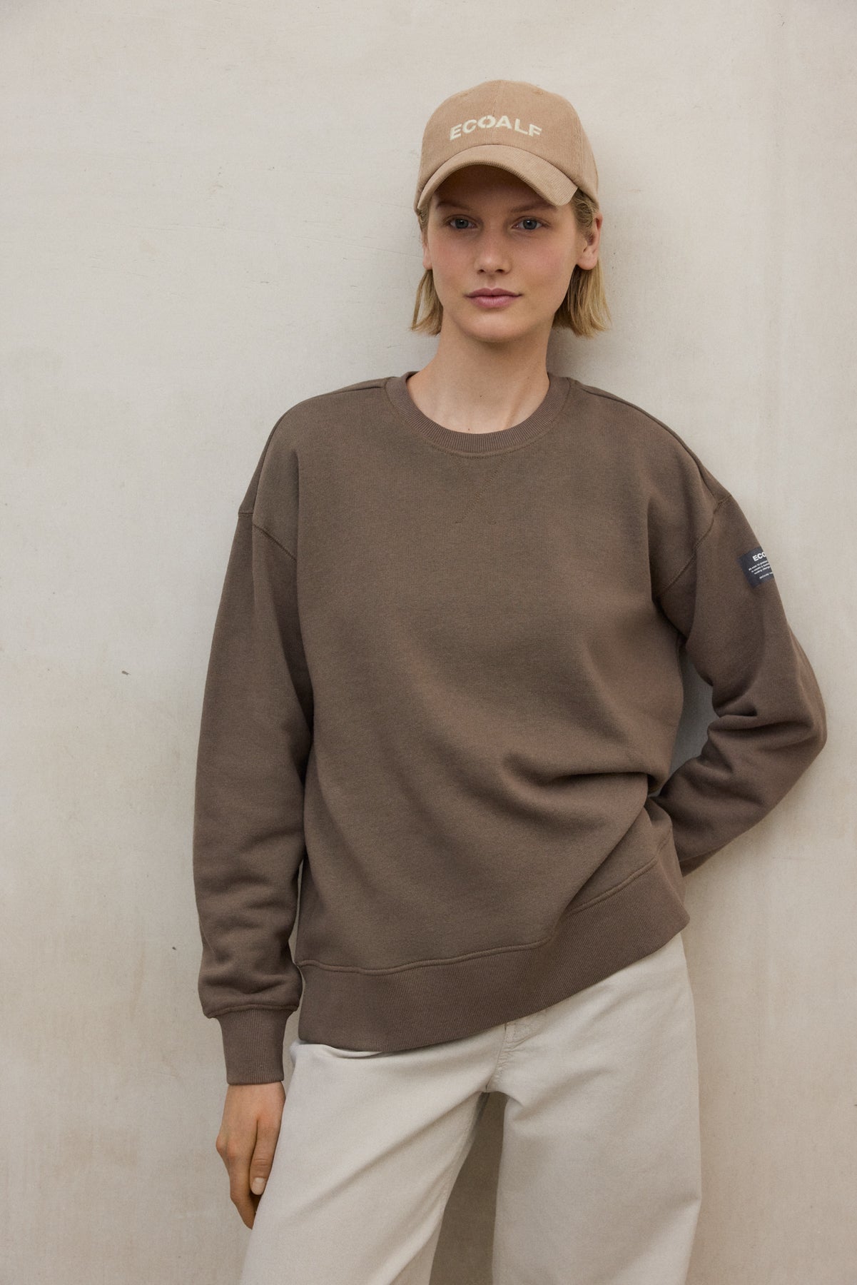 sudadera-storm-de-ecoalf-para-mujer-50-algod-n-reciclado-y-50-org-nico-marr-n image 4