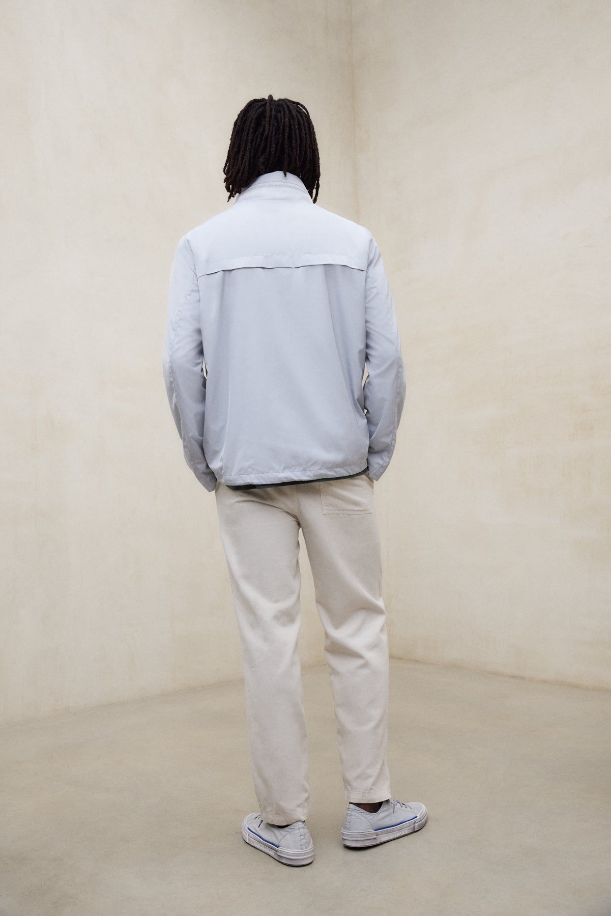 chaqueta-ecoalf-beni-gris-de-hombre-poli-ster-reciclado-con-capucha image 4