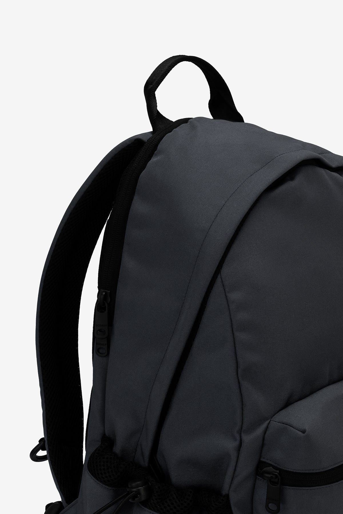 mochila-wakai-gris-oscuro-de-ecoalf-100-poli-ster-reciclado-20l-compartimento-po image 4