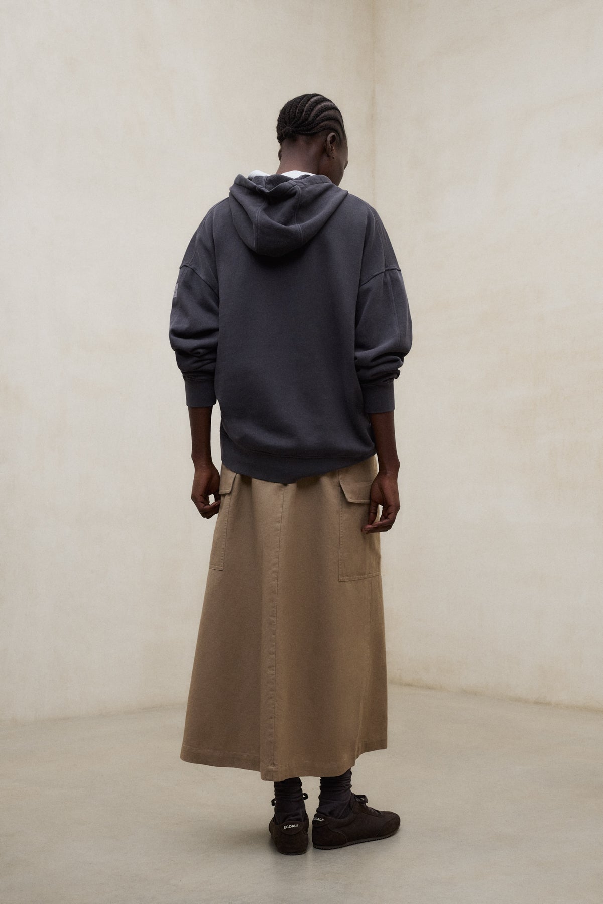 ecoalf-sudadera-bianca-gris-oscuro-de-mujer-algod-n-reciclado-con-capucha image 5