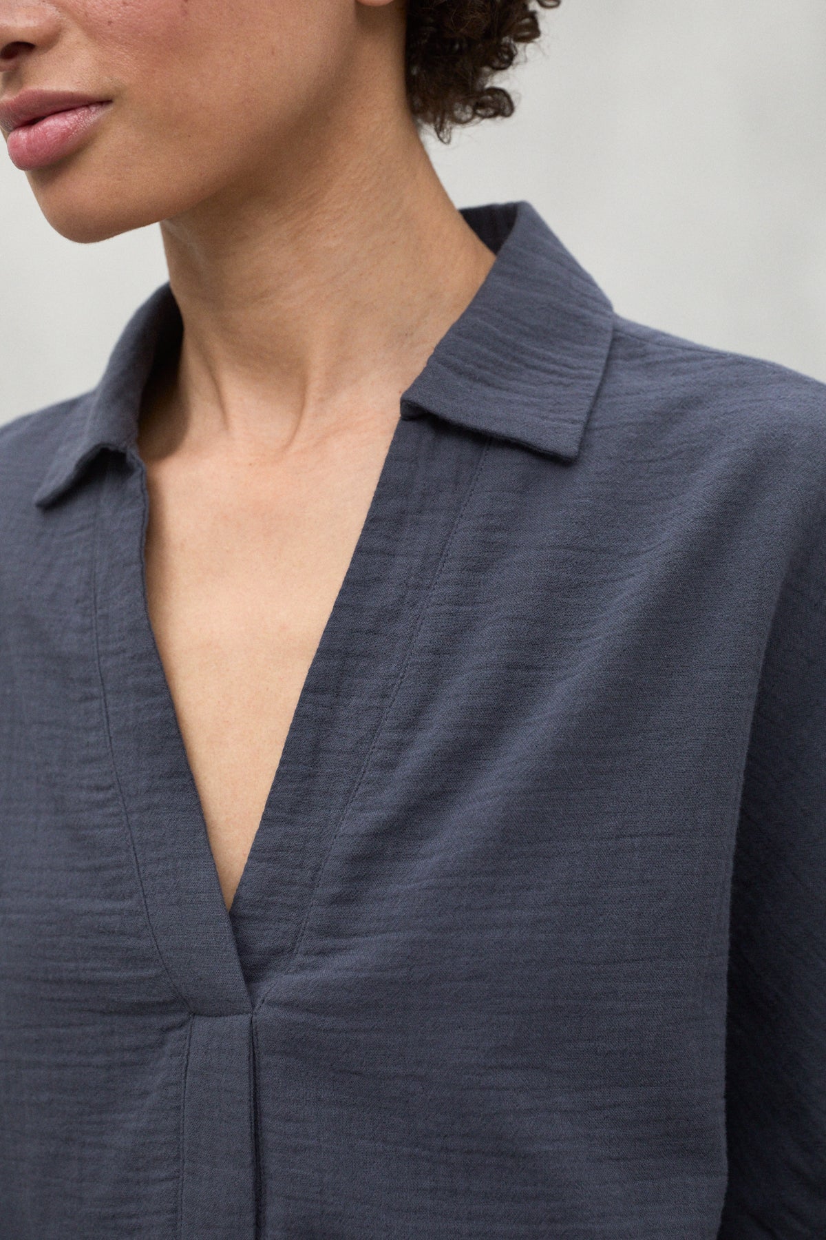 camisa-denis-ecoalf-bambula-de-algod-n-reciclado-y-org-nico-gris-oscuro-mujer image 6
