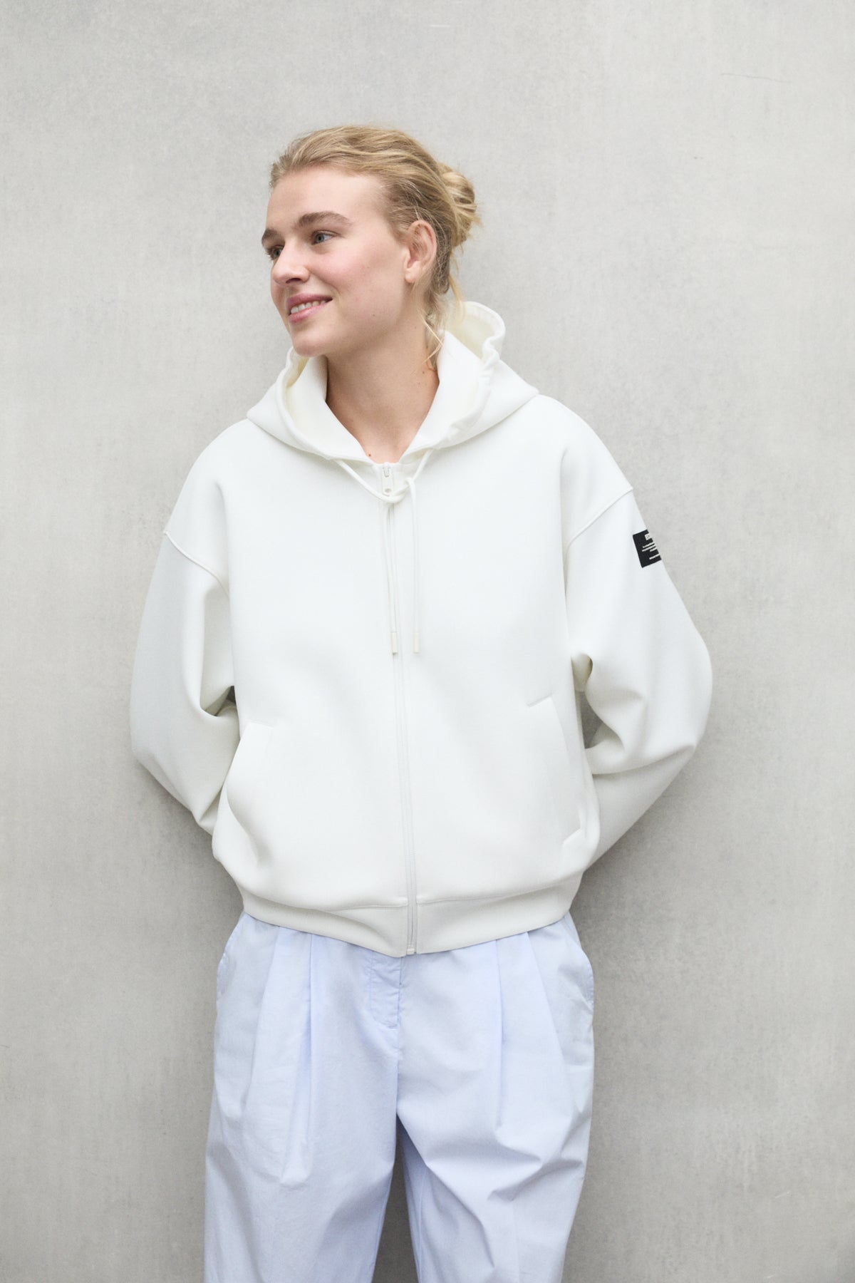 sudadera-con-capucha-ecoalf-arica-blanca-para-mujer-fit-holgado-16-lenzing-ecove image 2