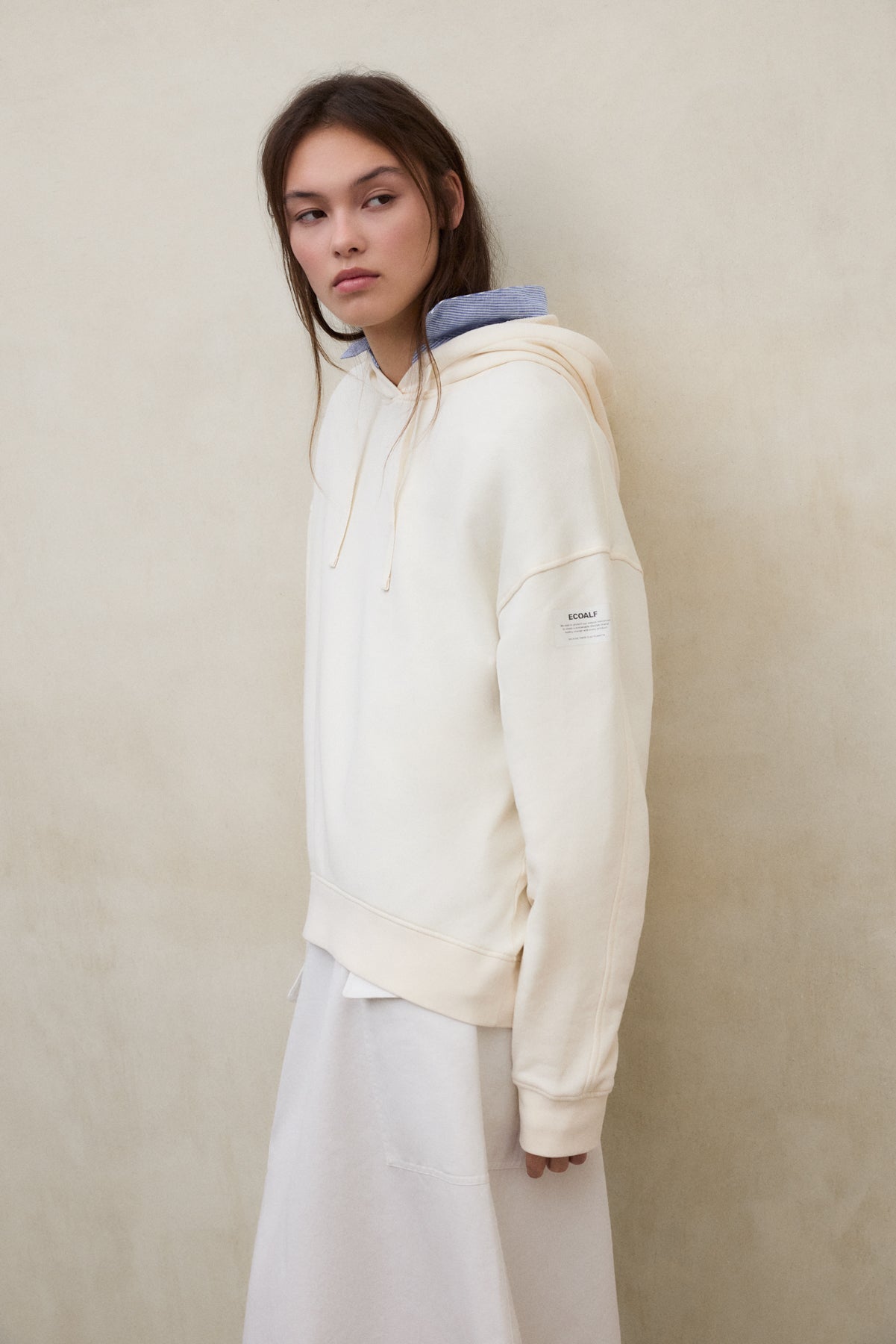 ecoalf-sudadera-bianca-beige-de-mujer-100-algod-n-reciclado-con-capucha image 5