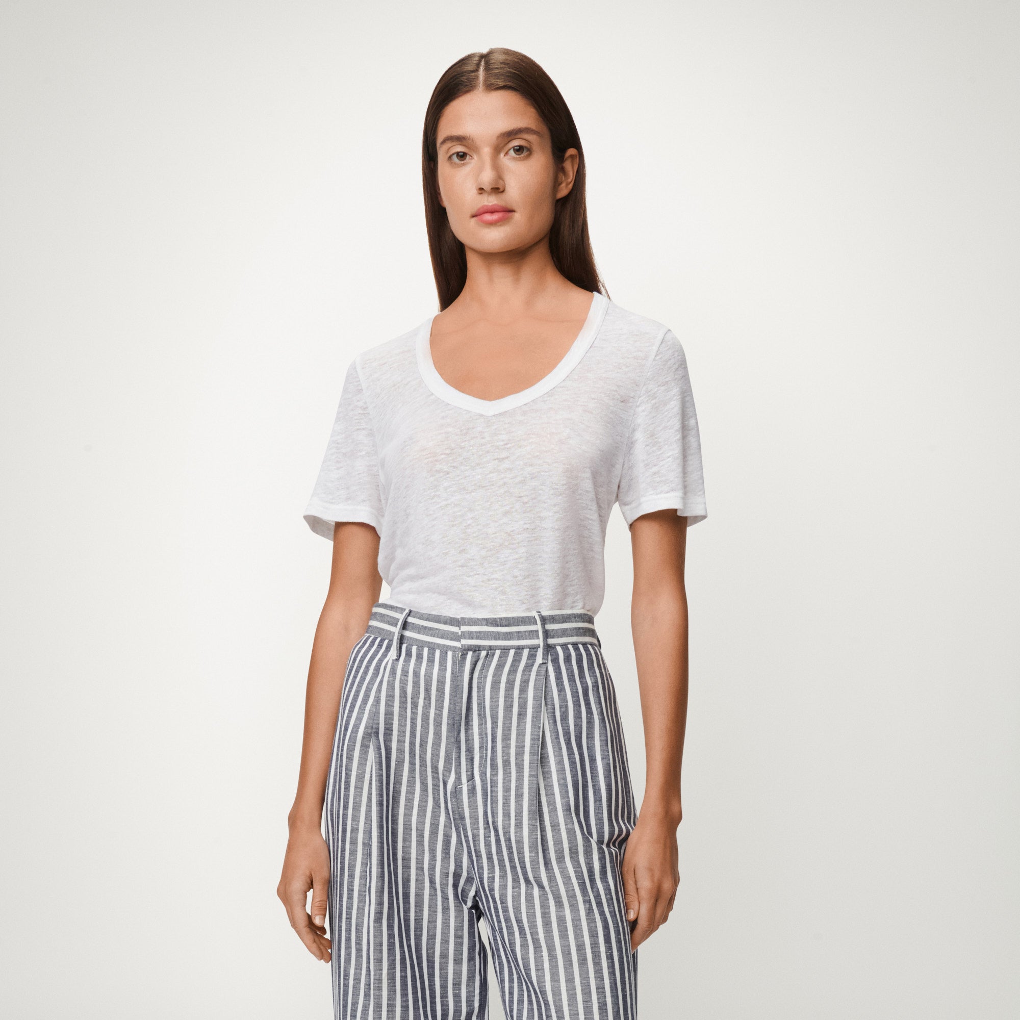 lois-gira-camiseta-de-mujer-blanca-01-white image 1