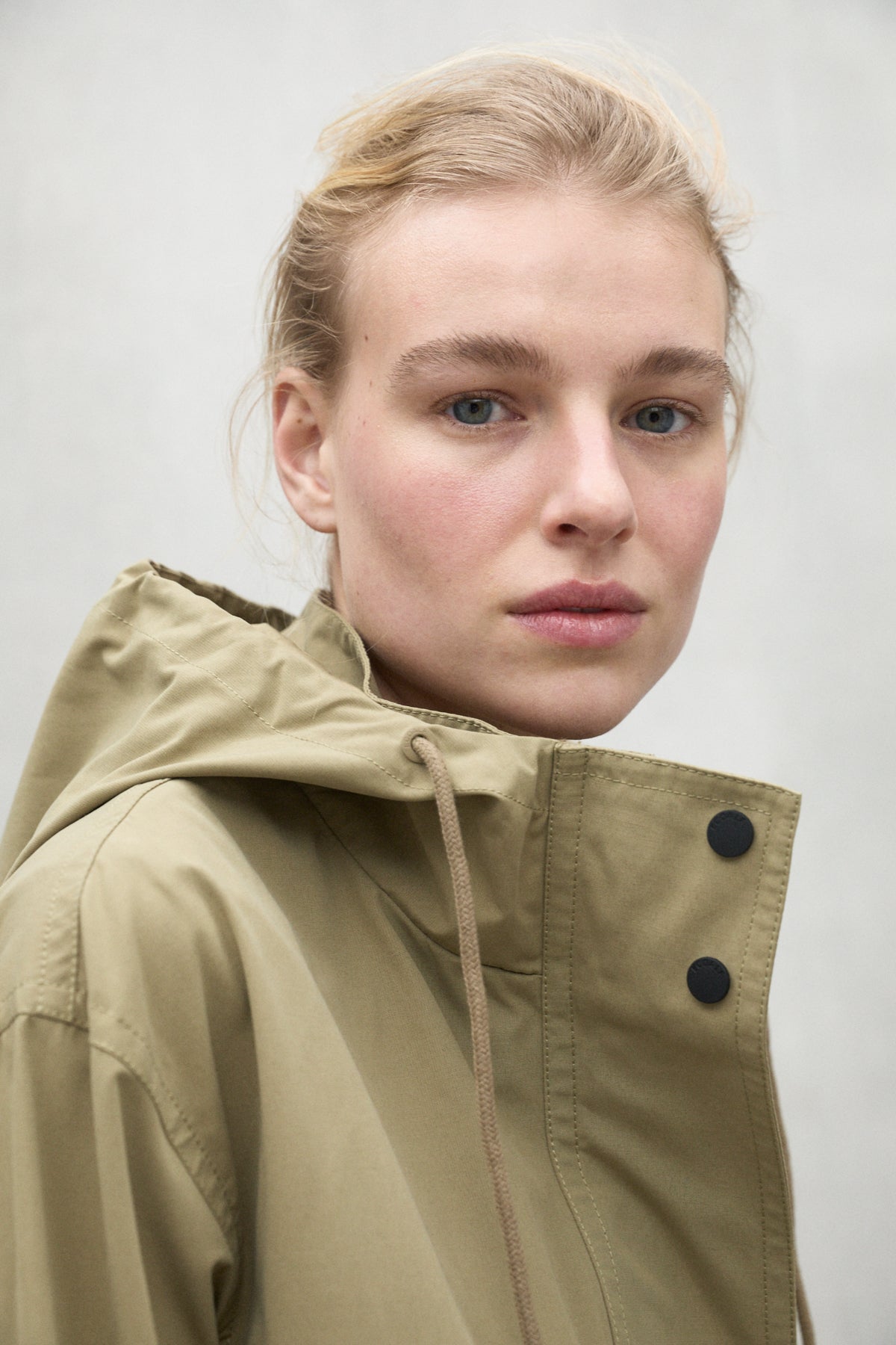 chaqueta-tabur-khaki-de-ecoalf-poli-ster-reciclado-y-repelente-al-agua image 7