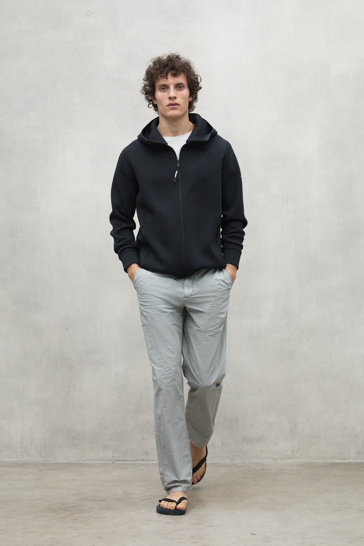 sudadera-dashen-de-ecoalf-para-hombre-negra-lenzing-ecovero-fit-regular-y-bolsil image 4
