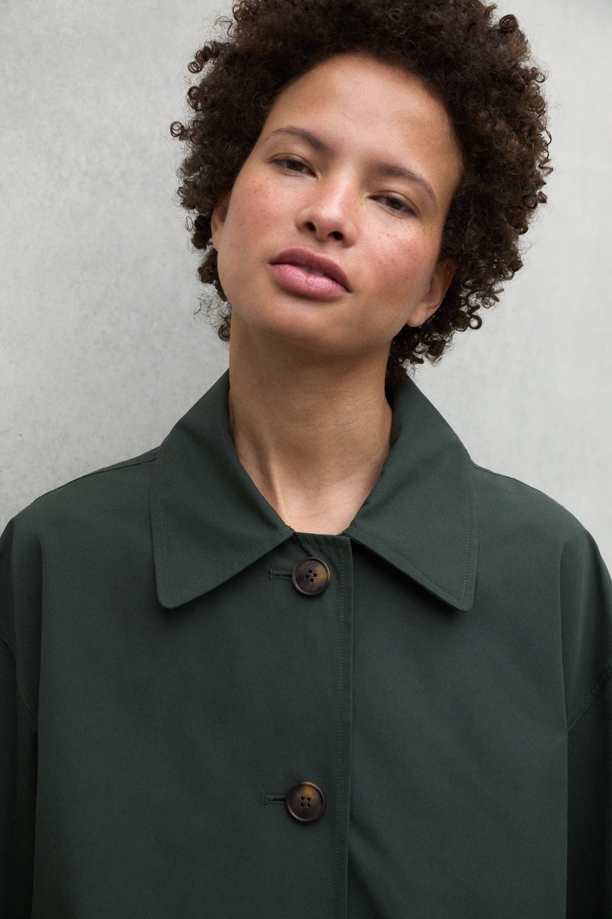 chaqueta-ecoalf-stong-khaki-de-mujer-poli-ster-reciclado-holgada image 4